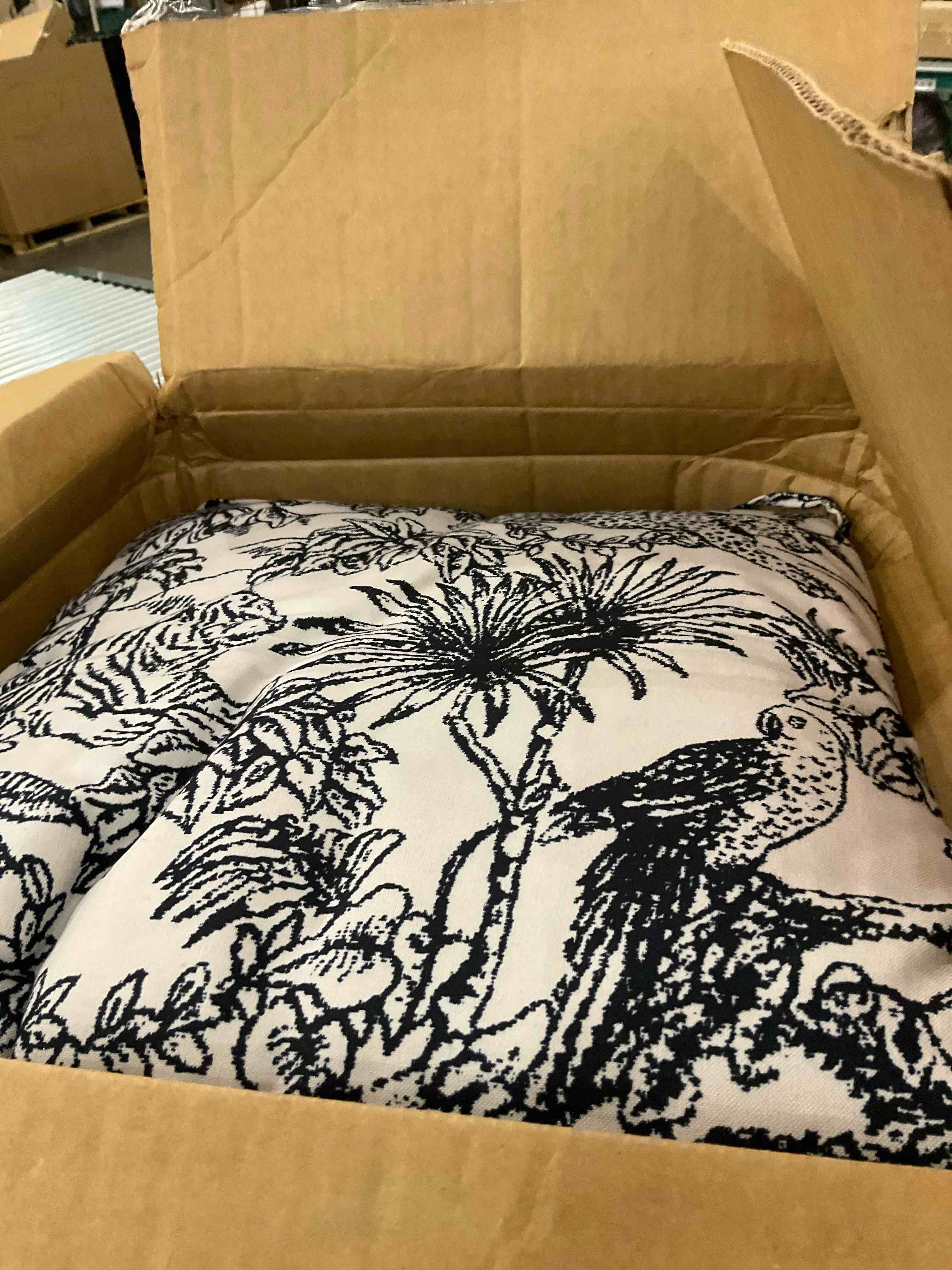 https://s3.amazonaws.com/lotting-images-prod/BargainHunt/EXS01330167_1713281794722.jpeg