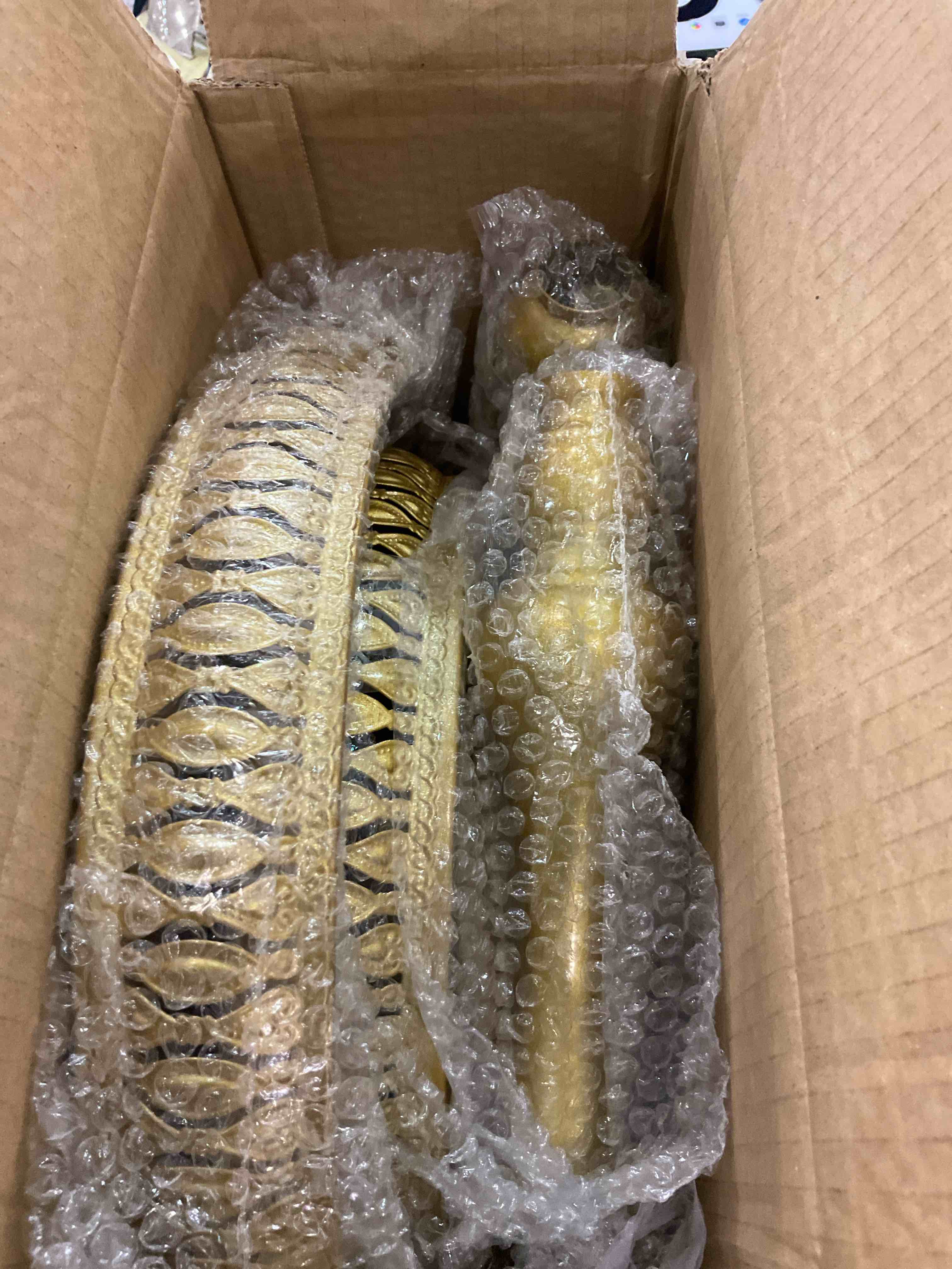 https://s3.amazonaws.com/lotting-images-prod/BargainHunt/EXS01331035_1716549317686.jpeg