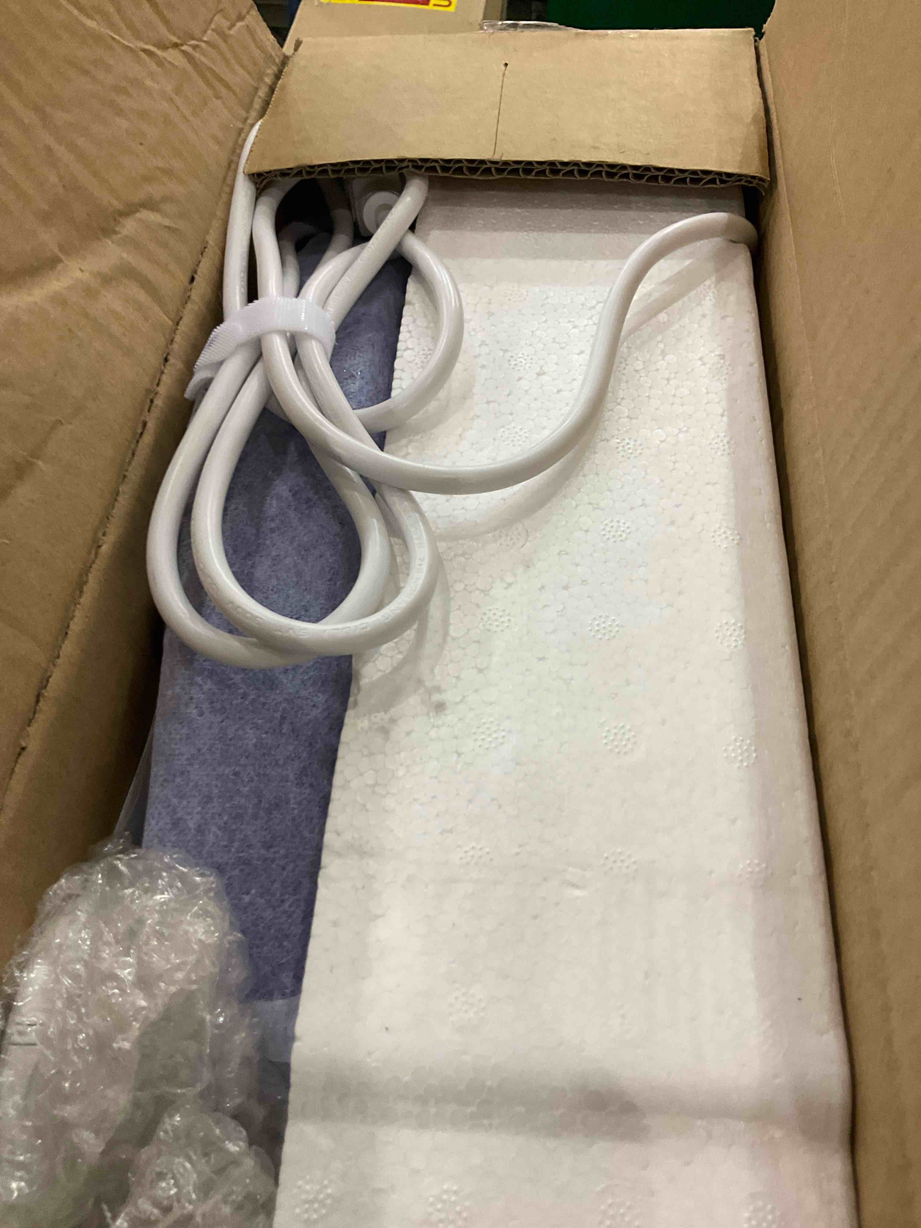 https://s3.amazonaws.com/lotting-images-prod/BargainHunt/EXS01331051_1716552395380.jpeg