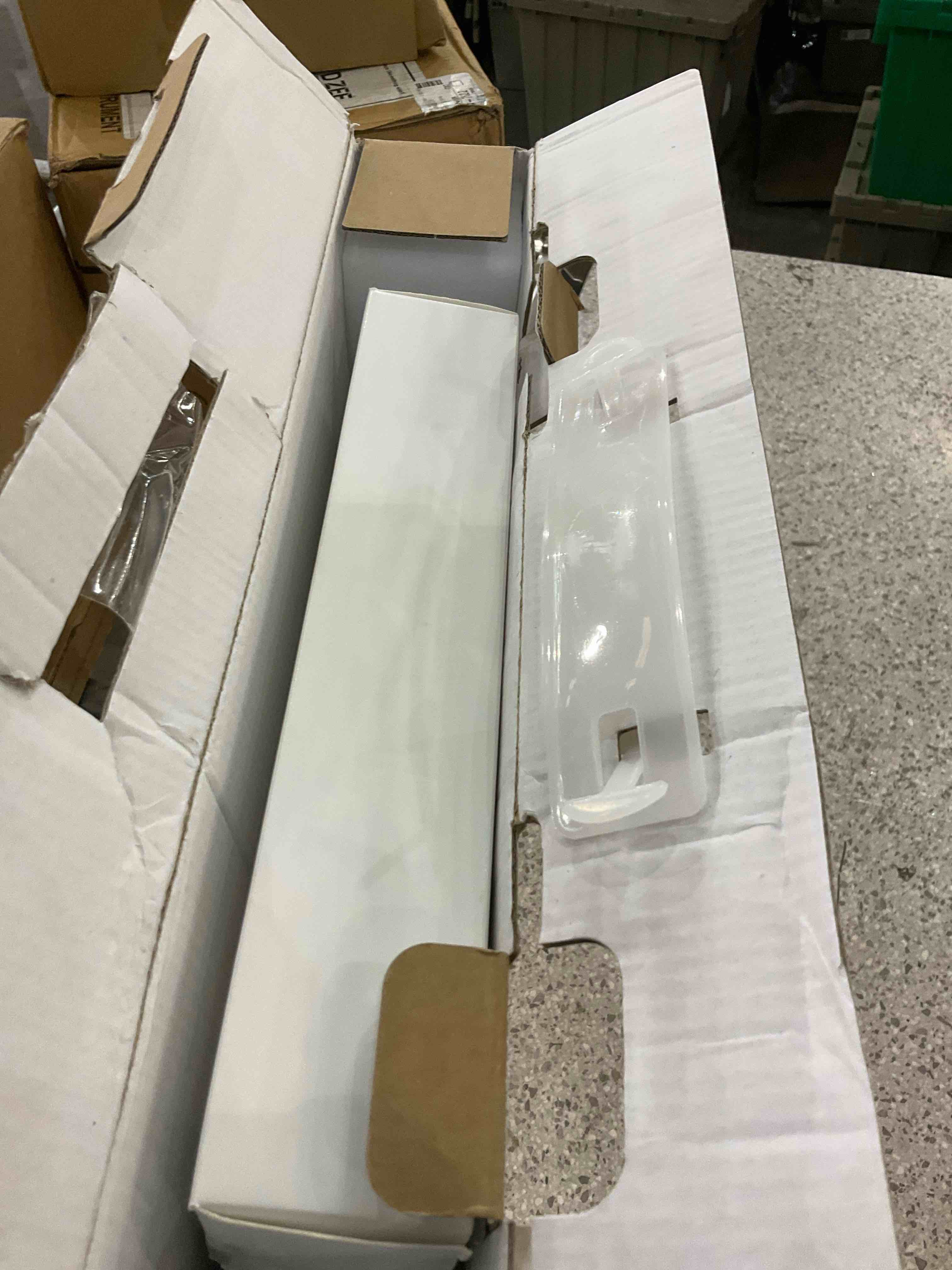 https://s3.amazonaws.com/lotting-images-prod/BargainHunt/EXS01331350_1717673470821.jpeg