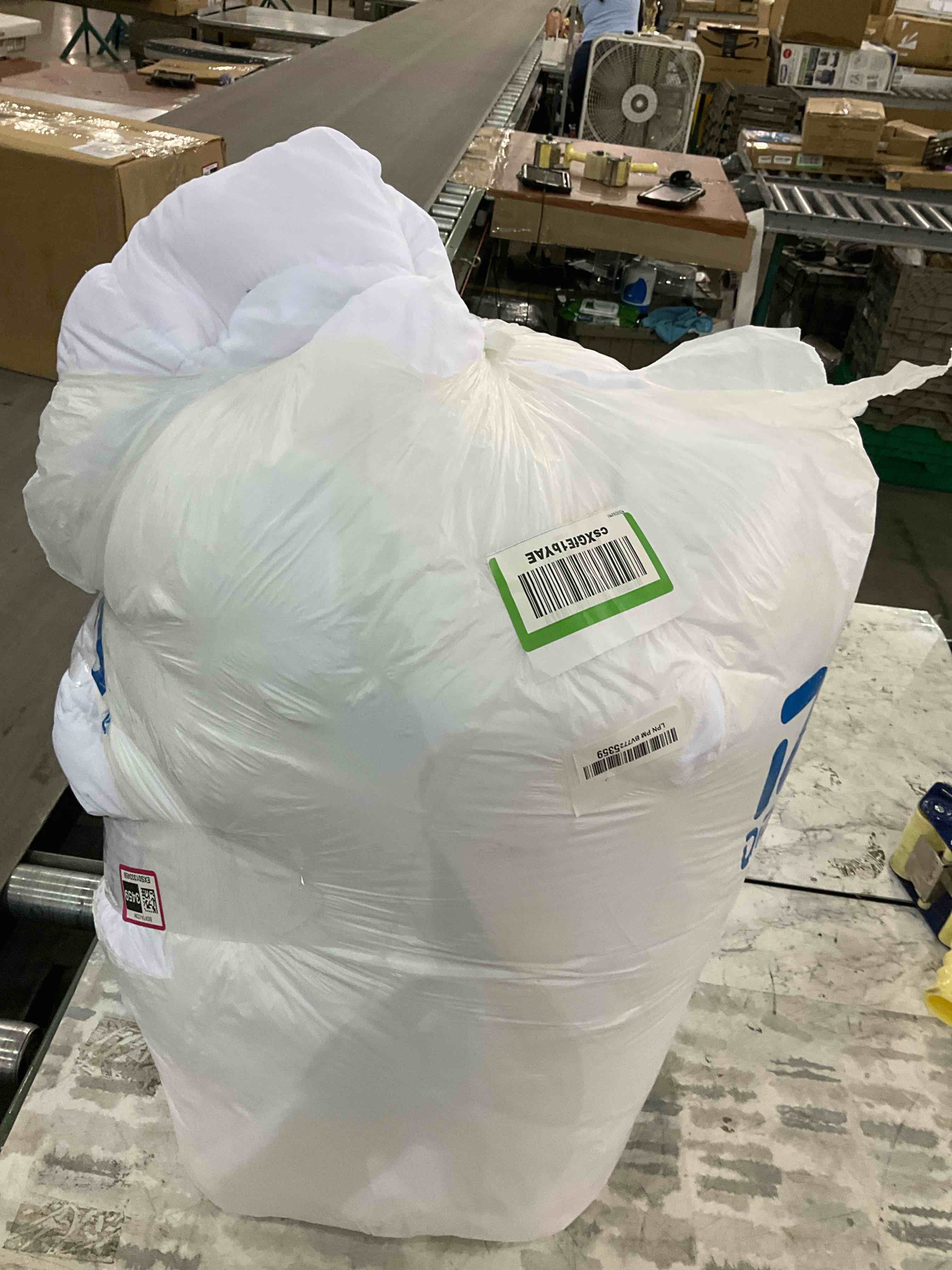 https://s3.amazonaws.com/lotting-images-prod/BargainHunt/EXS01333459_1714477842109.jpeg