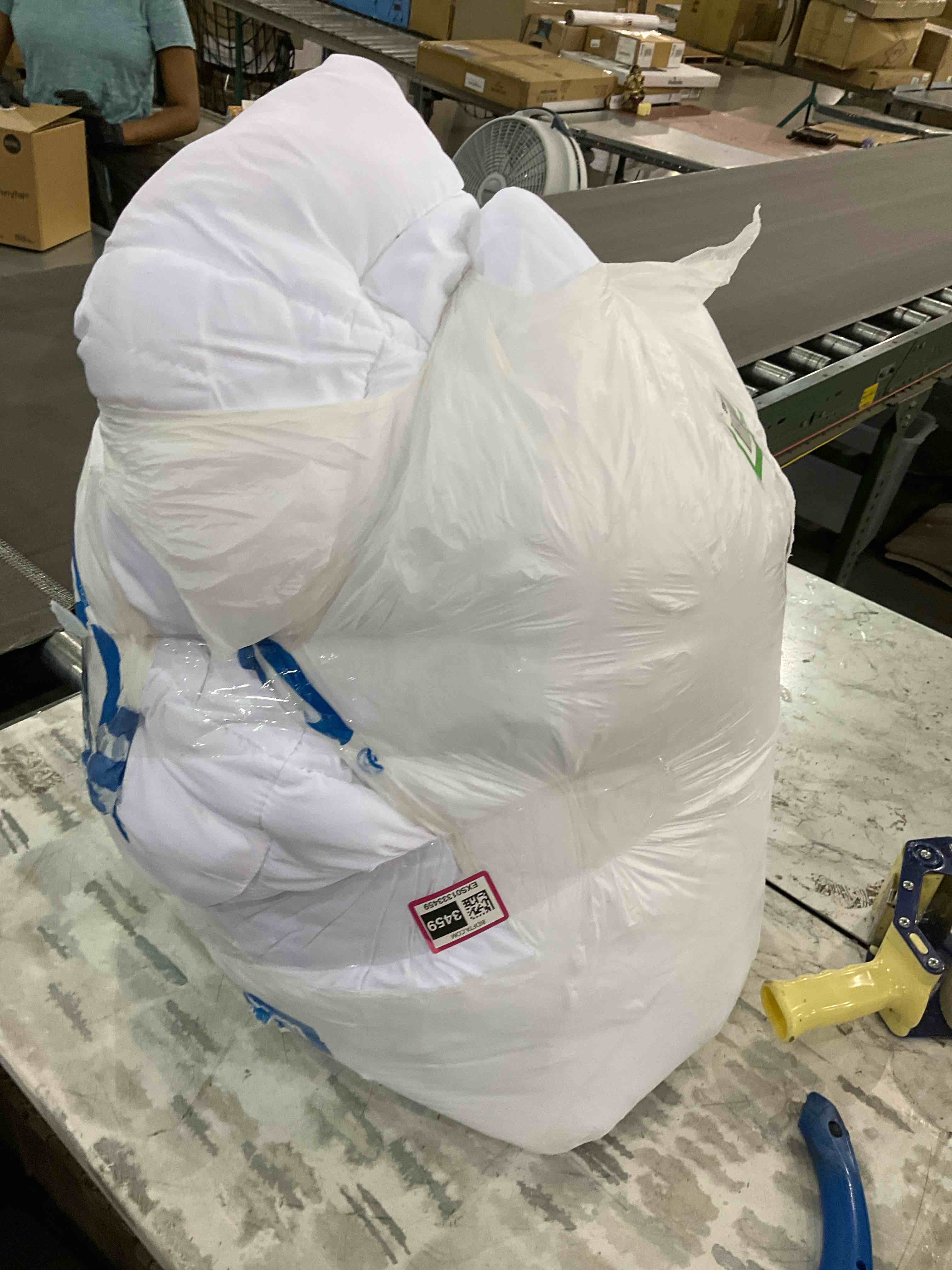 https://s3.amazonaws.com/lotting-images-prod/BargainHunt/EXS01333459_1714477847606.jpeg