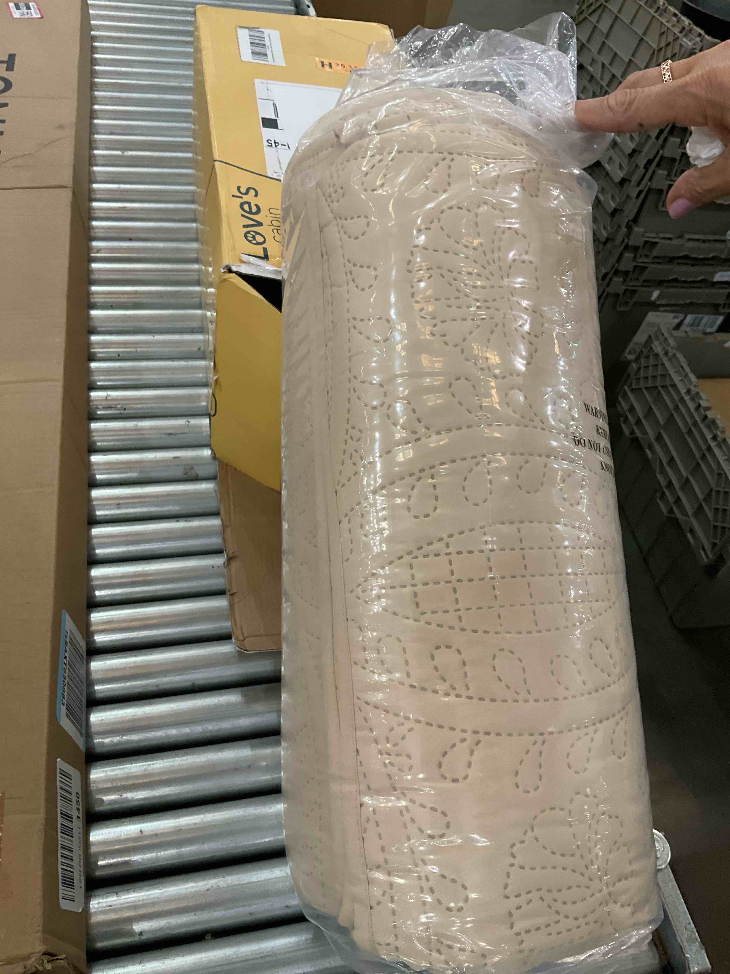 https://s3.amazonaws.com/lotting-images-prod/BargainHunt/EXS01334754_1713811682255.jpeg