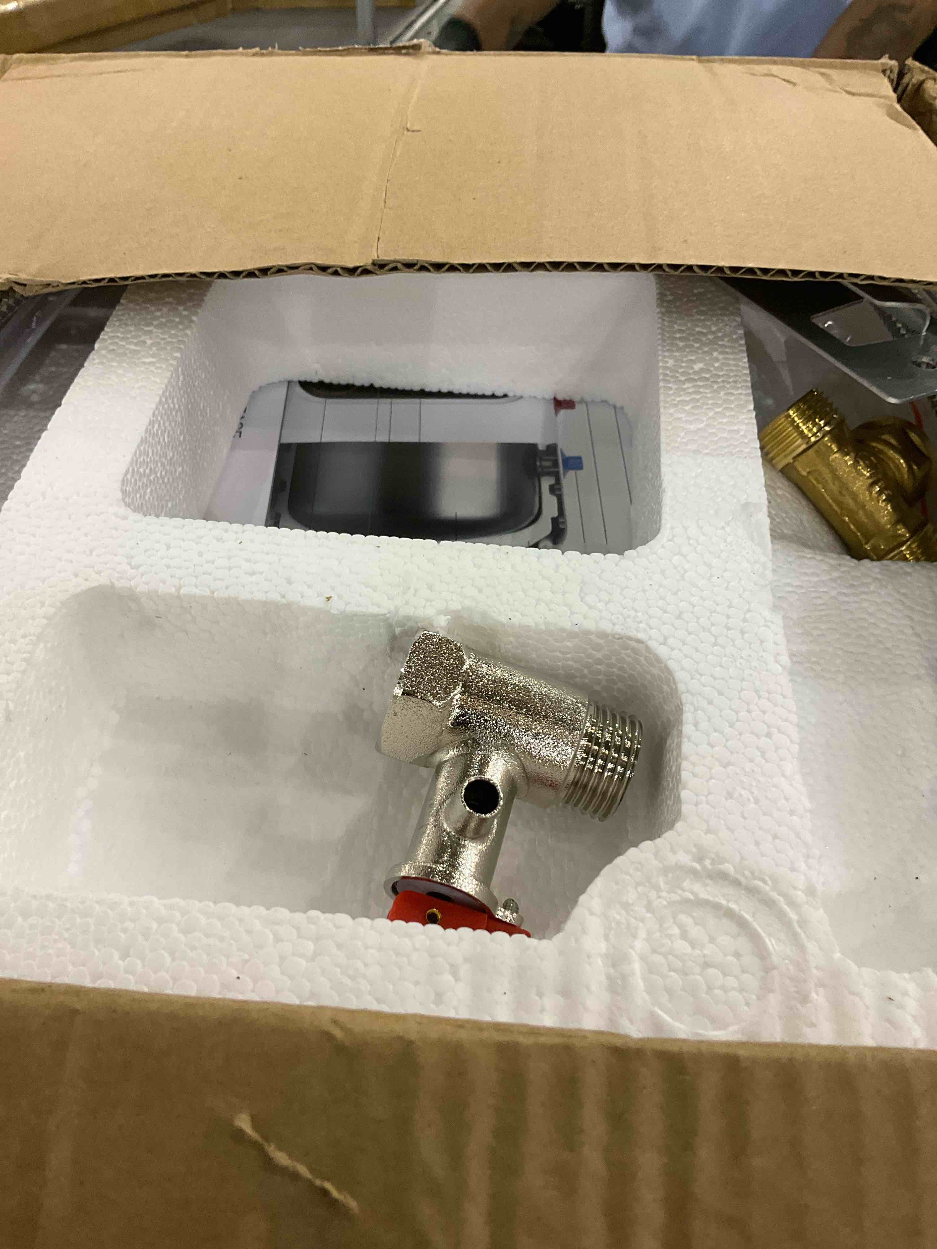 https://s3.amazonaws.com/lotting-images-prod/BargainHunt/EXS01336079_1713277060687.jpeg