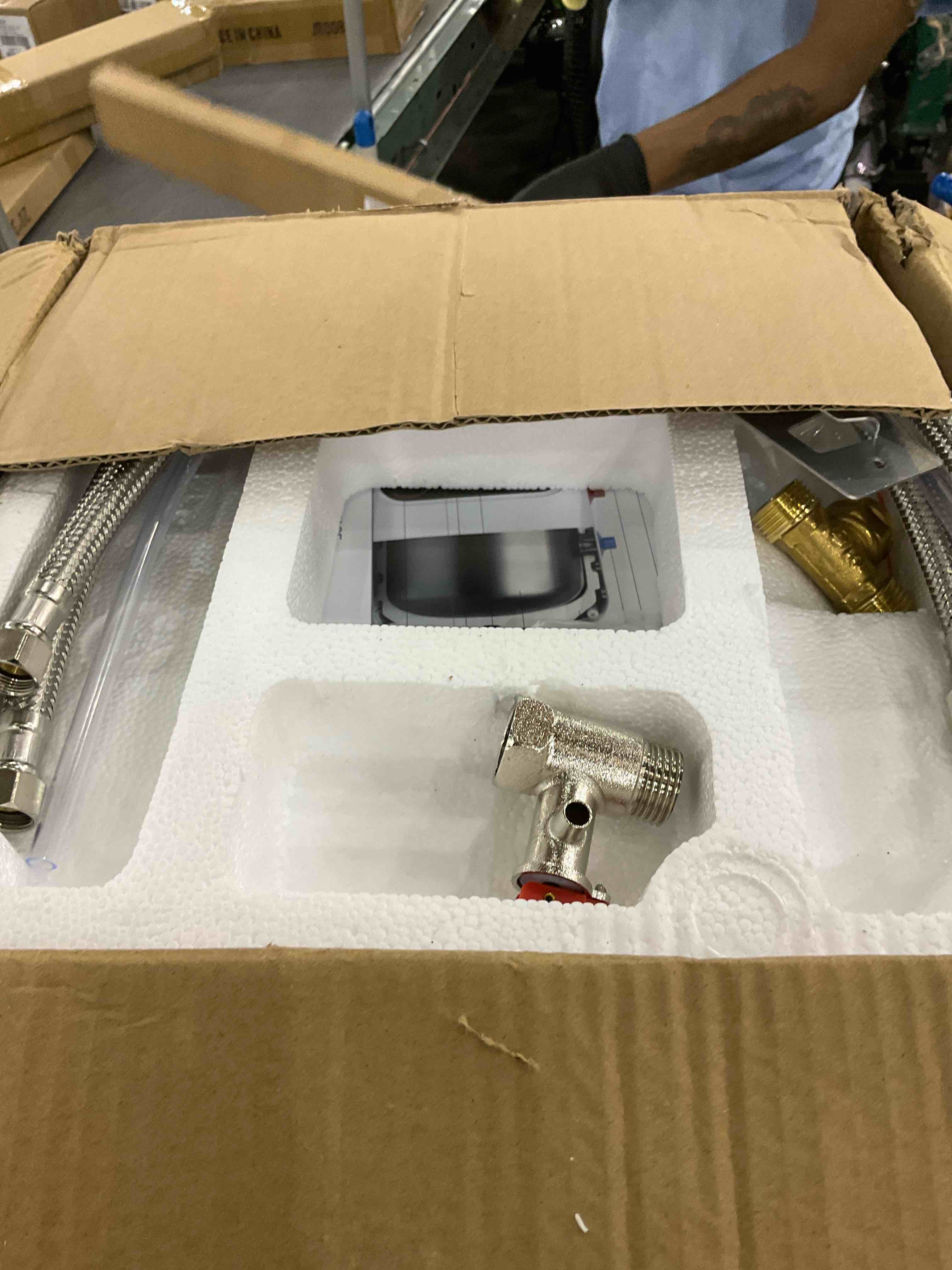 https://s3.amazonaws.com/lotting-images-prod/BargainHunt/EXS01336079_1713277062655.jpeg