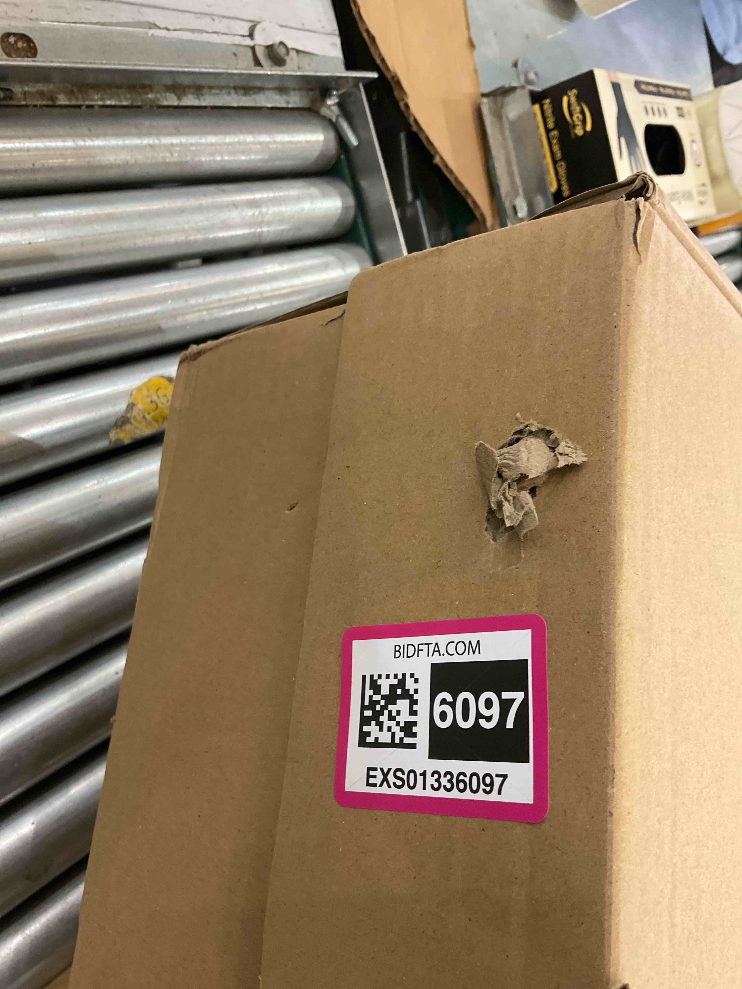 https://s3.amazonaws.com/lotting-images-prod/BargainHunt/EXS01336097_1713280492917.jpeg