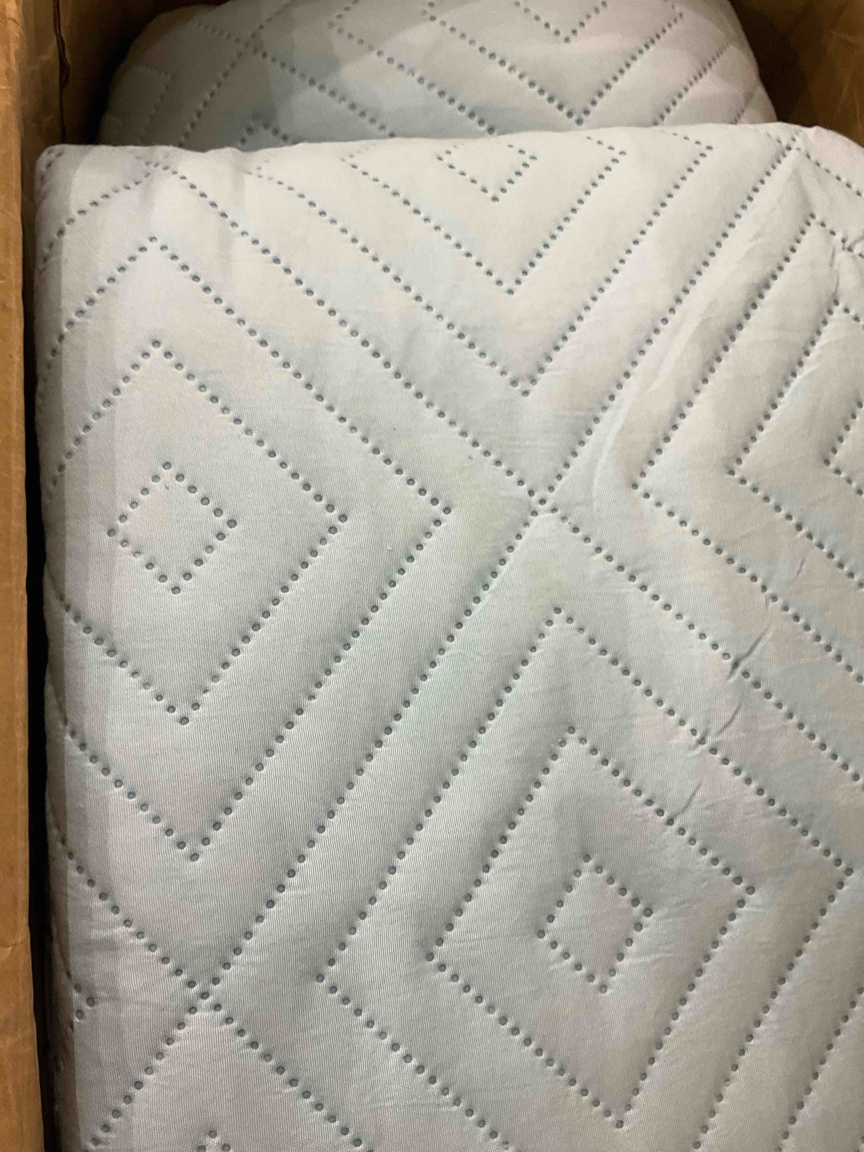 https://s3.amazonaws.com/lotting-images-prod/BargainHunt/EXS01336729_1712676854945.jpeg