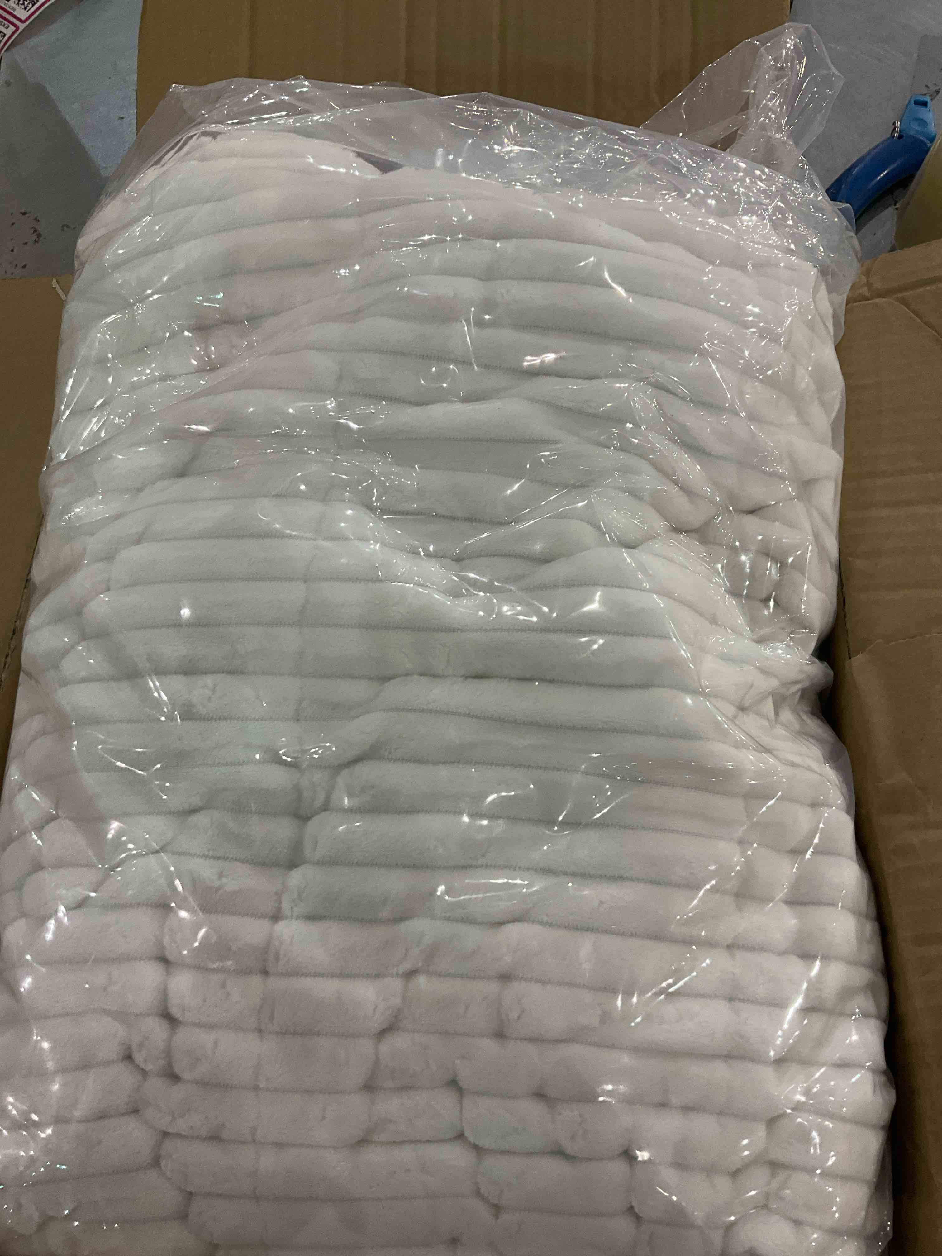 https://s3.amazonaws.com/lotting-images-prod/BargainHunt/EXS01337655_1712748171749.jpeg