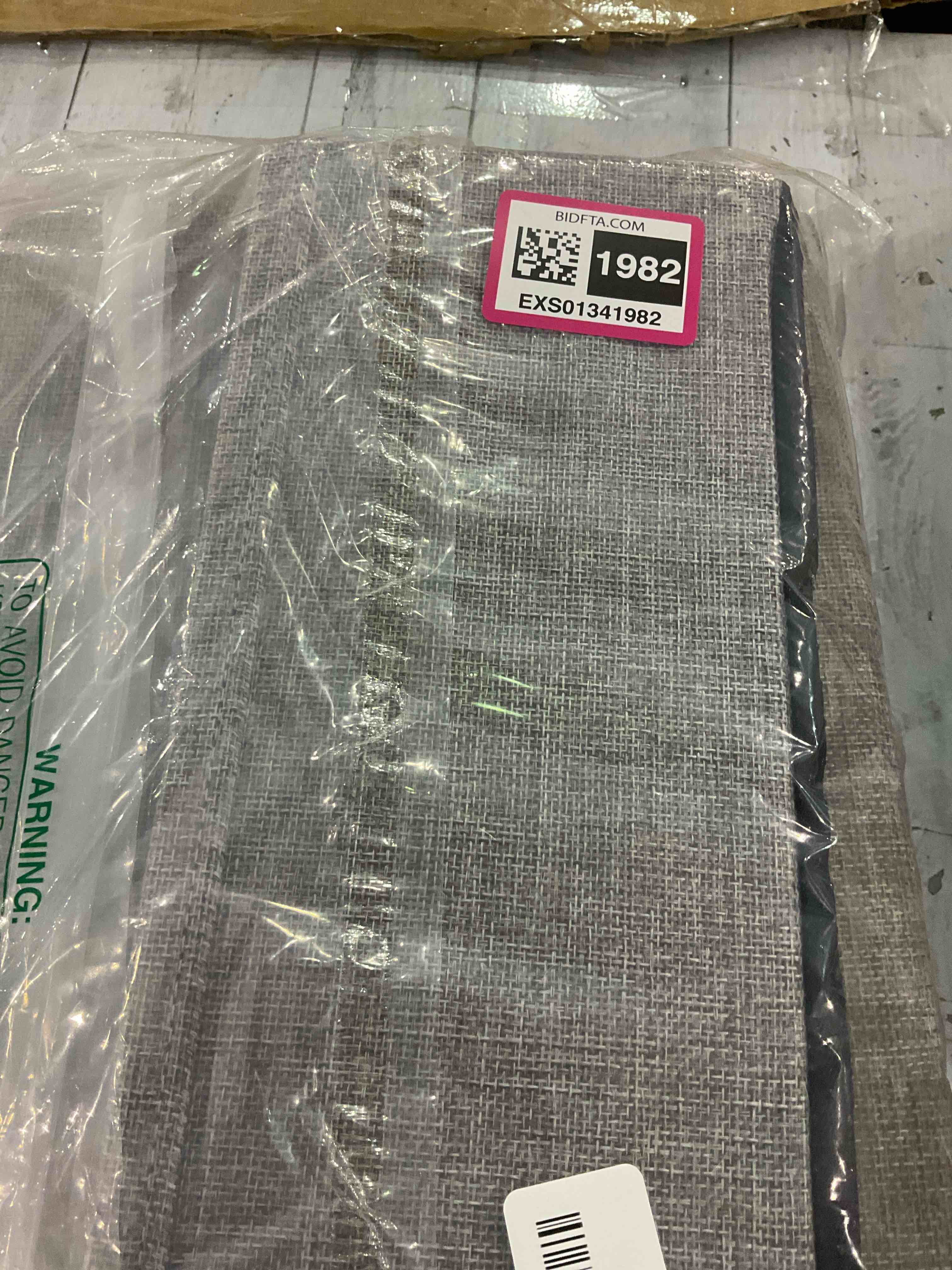 https://s3.amazonaws.com/lotting-images-prod/BargainHunt/EXS01341982_1711626362292.jpeg