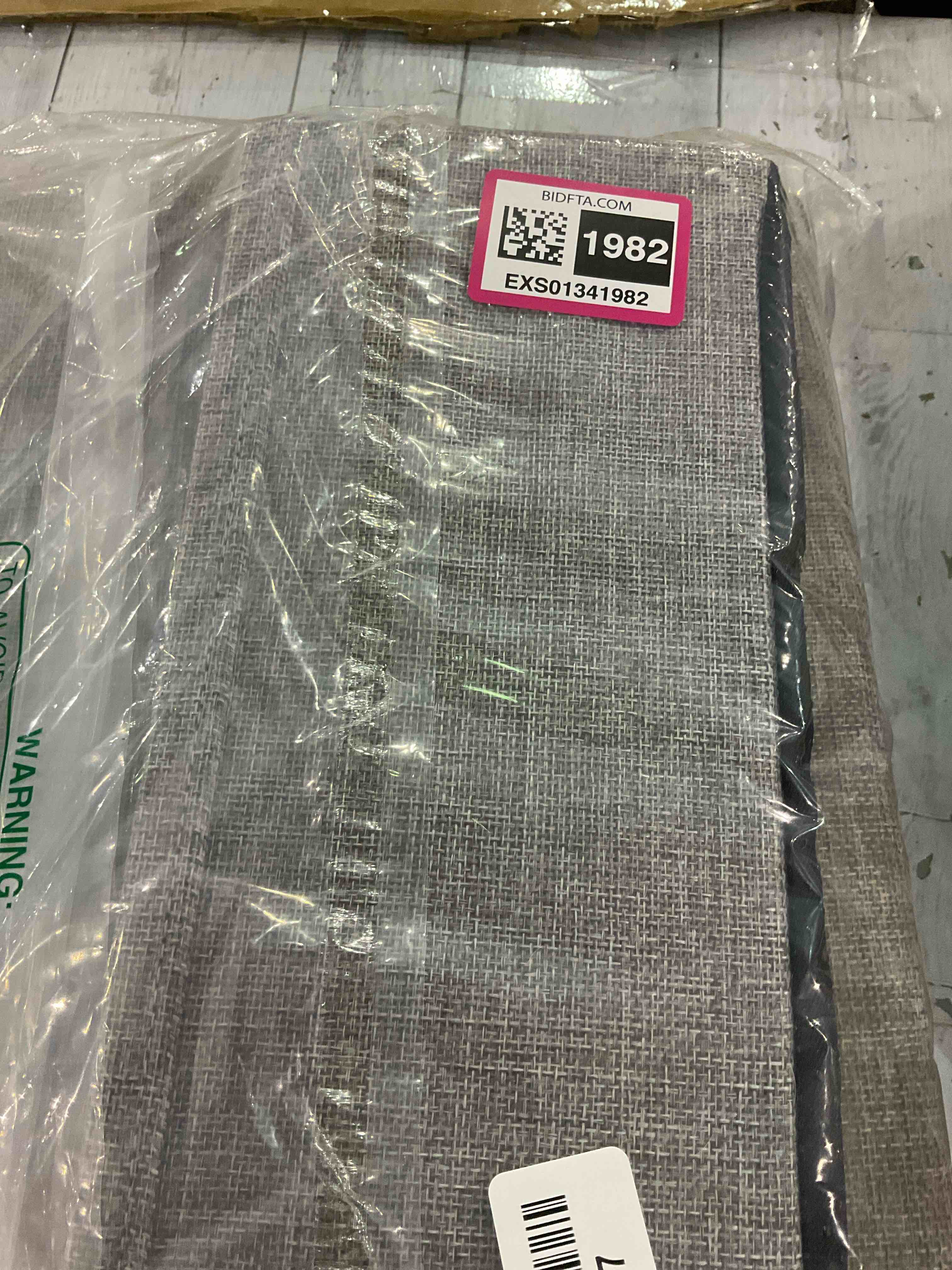 https://s3.amazonaws.com/lotting-images-prod/BargainHunt/EXS01341982_1711626363311.jpeg