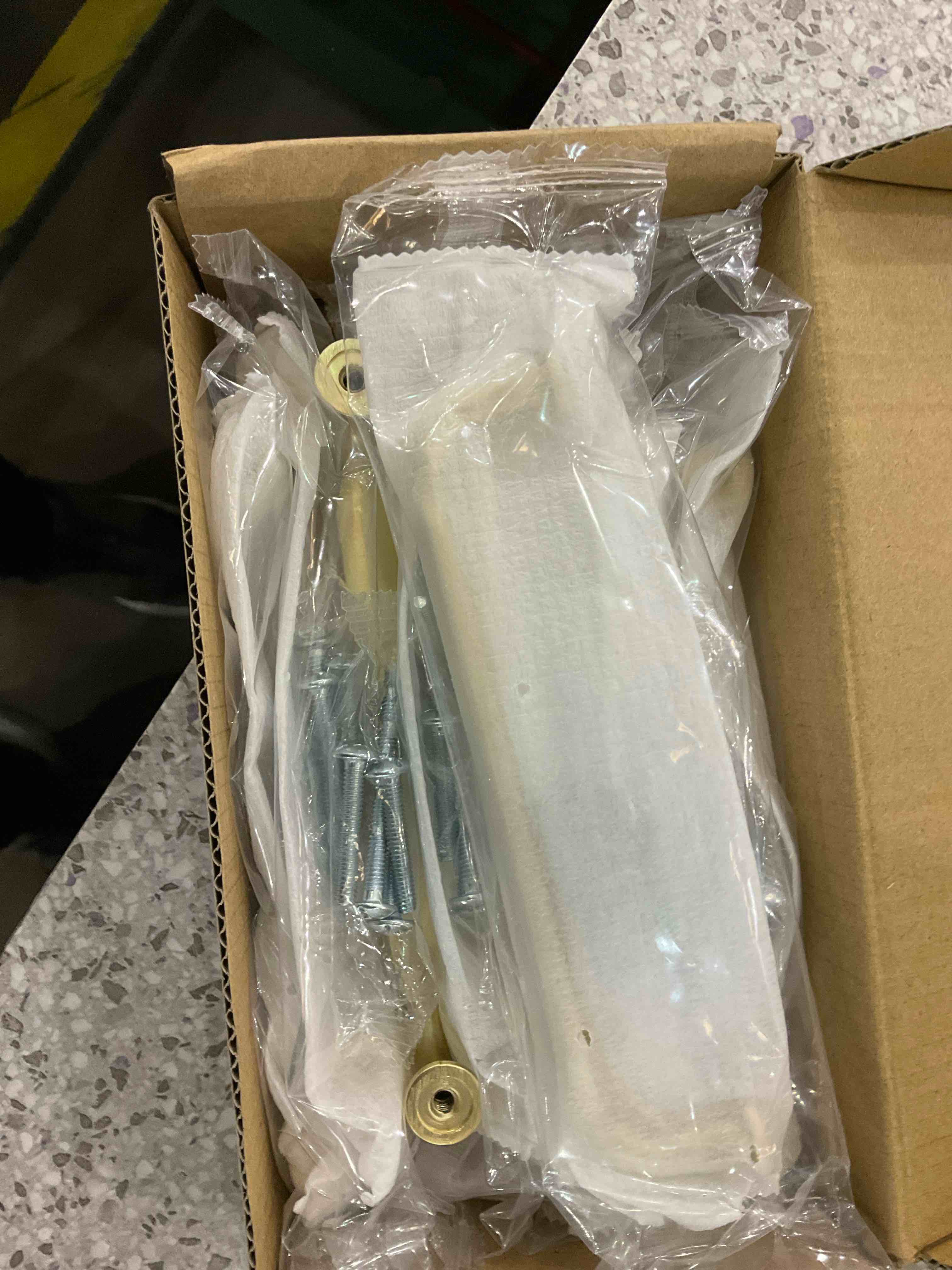 https://s3.amazonaws.com/lotting-images-prod/BargainHunt/EXS01343177_1709926131308.jpeg