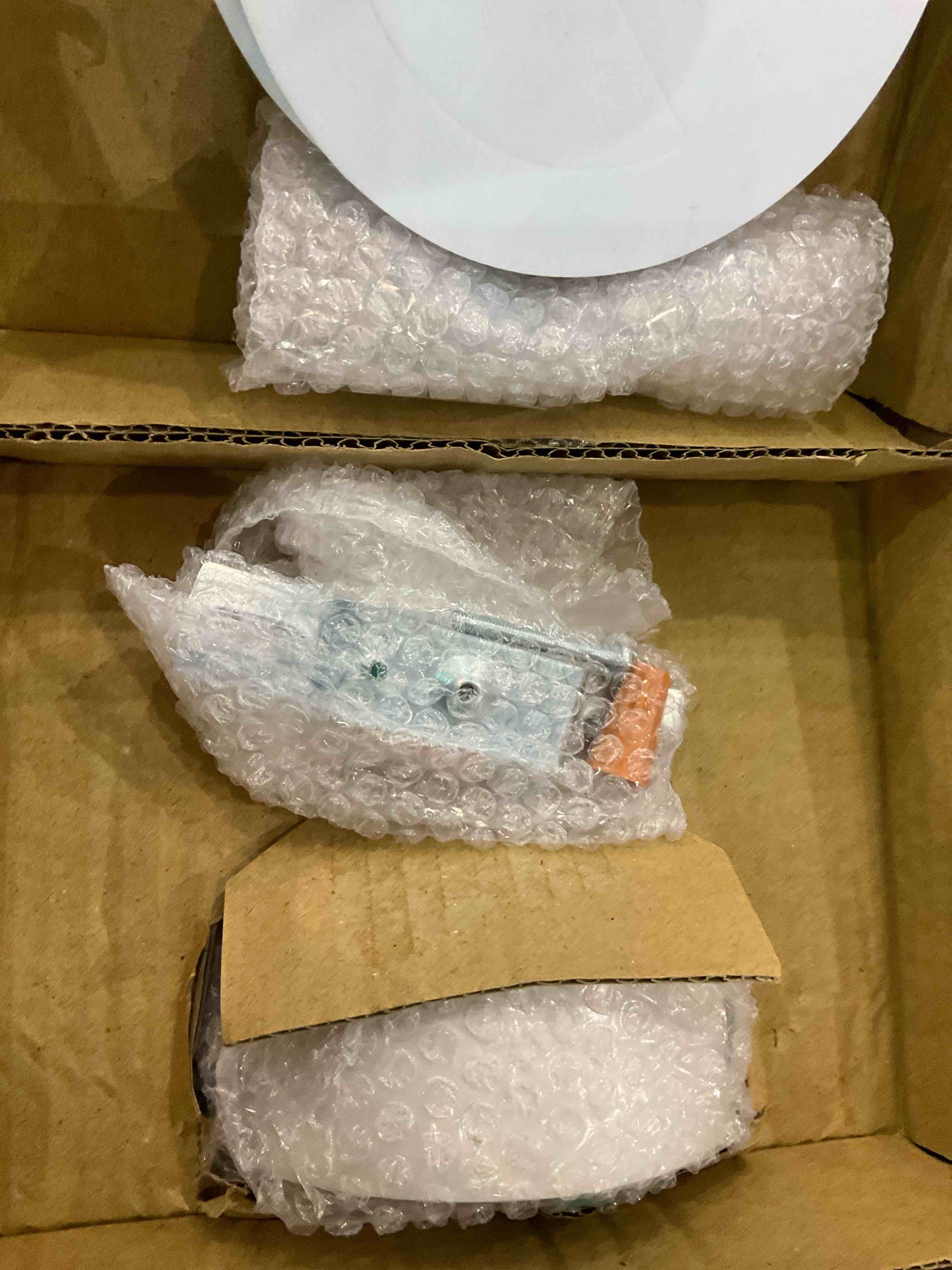 https://s3.amazonaws.com/lotting-images-prod/BargainHunt/EXS01343196_1710157621952.jpeg