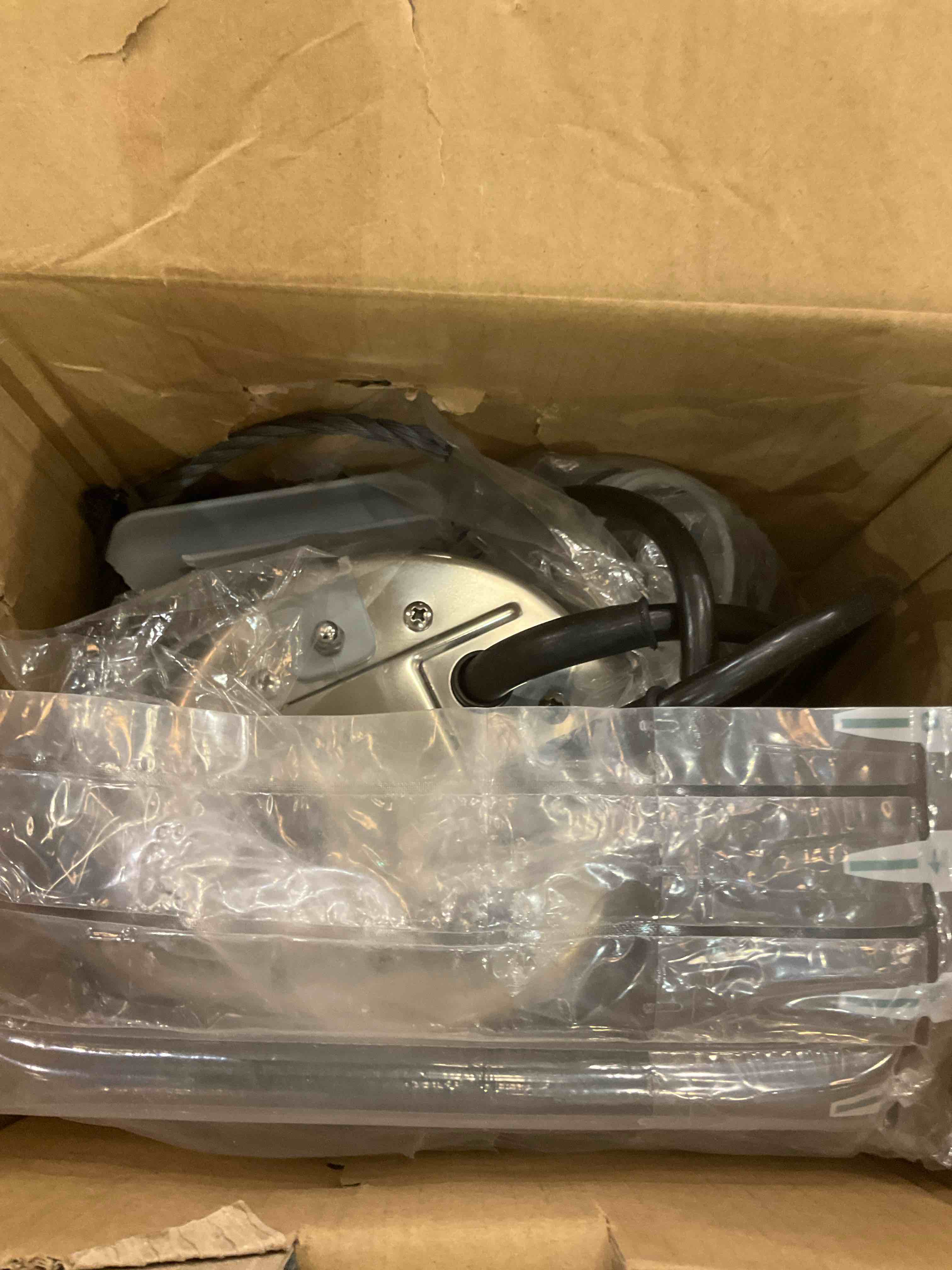 https://s3.amazonaws.com/lotting-images-prod/BargainHunt/EXS01343549_1709926850120.jpeg