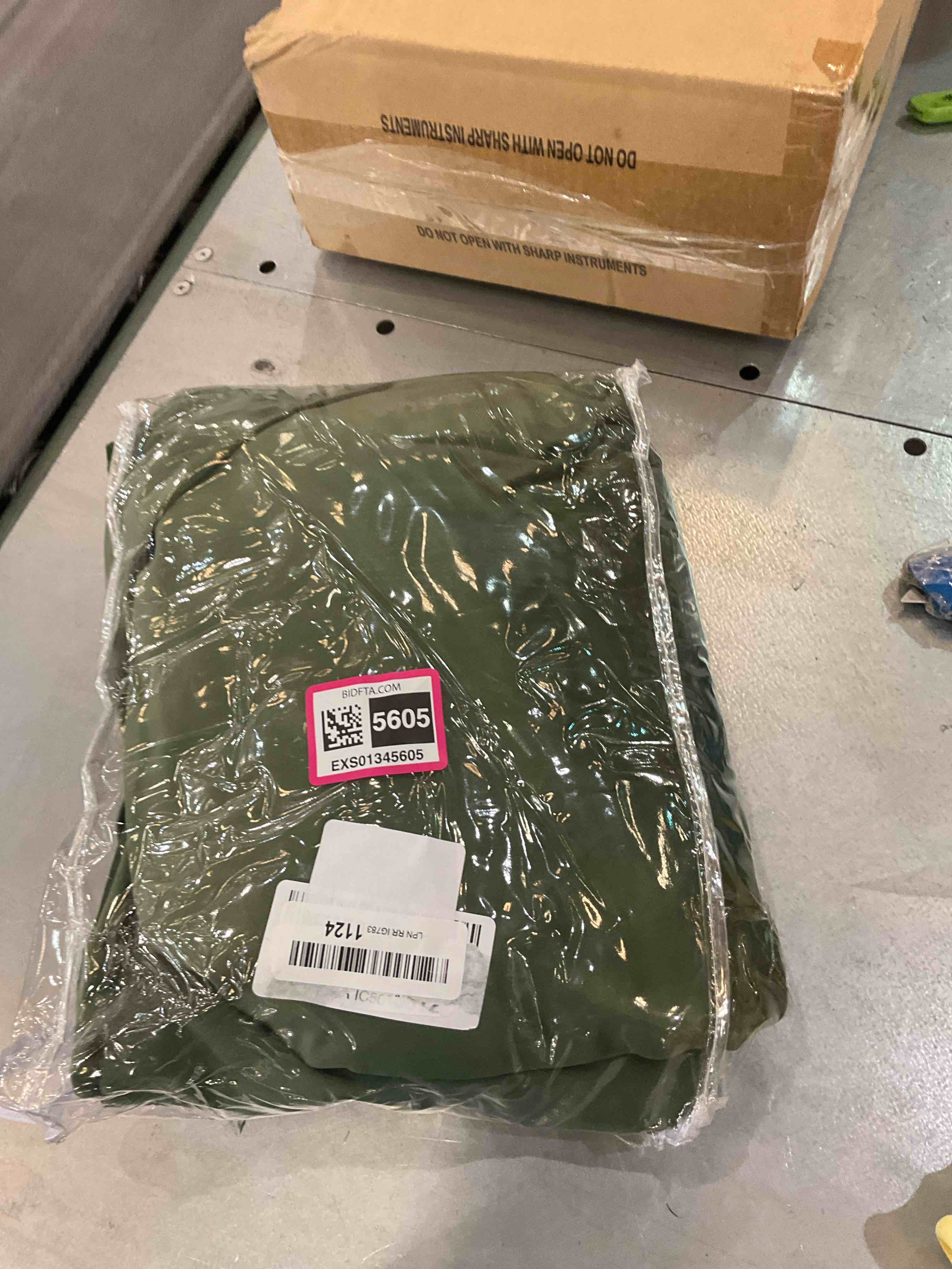 https://s3.amazonaws.com/lotting-images-prod/BargainHunt/EXS01345605_1710183095965.jpeg