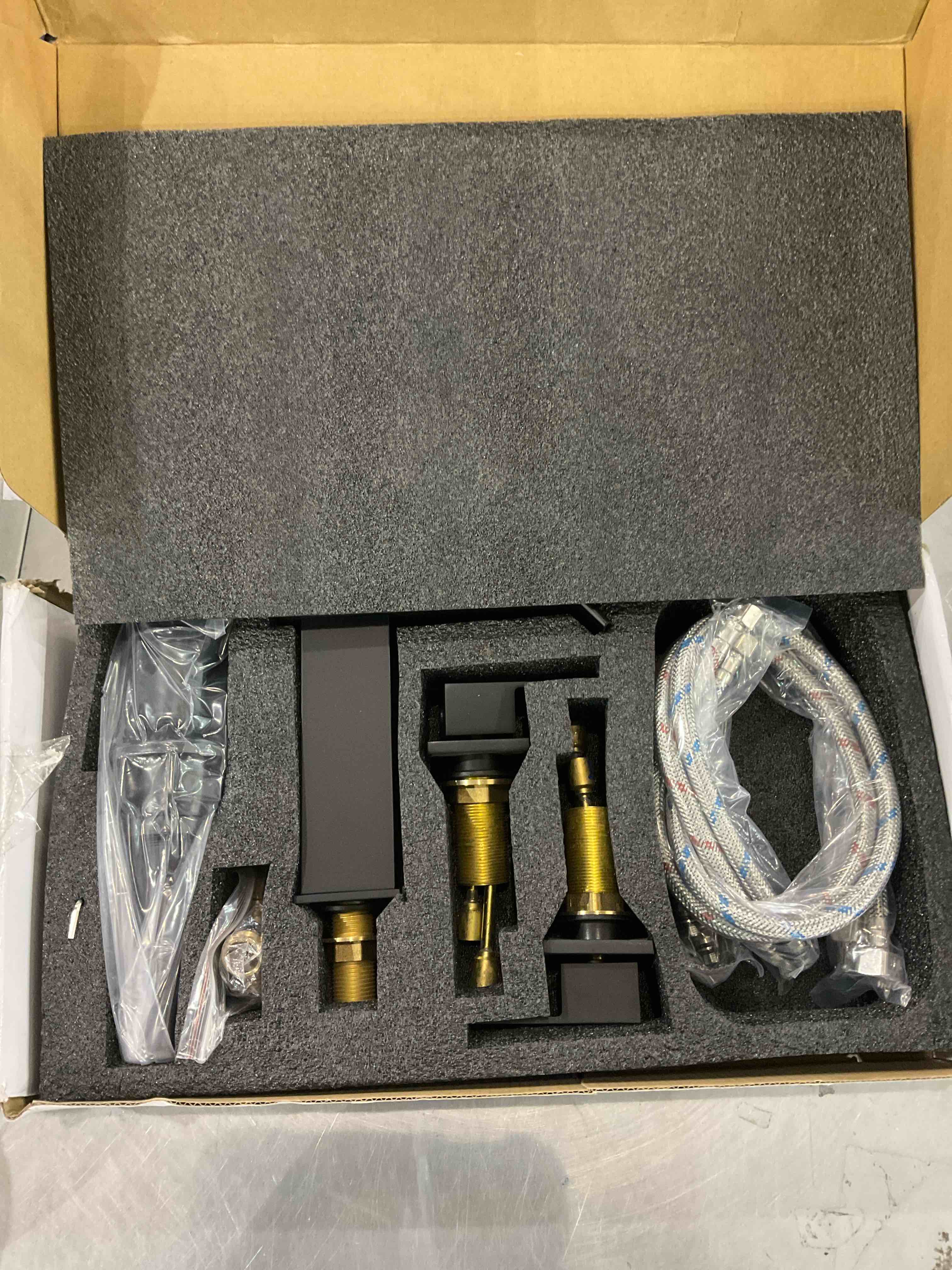 https://s3.amazonaws.com/lotting-images-prod/BargainHunt/EXS01346748_1710155988394.jpeg