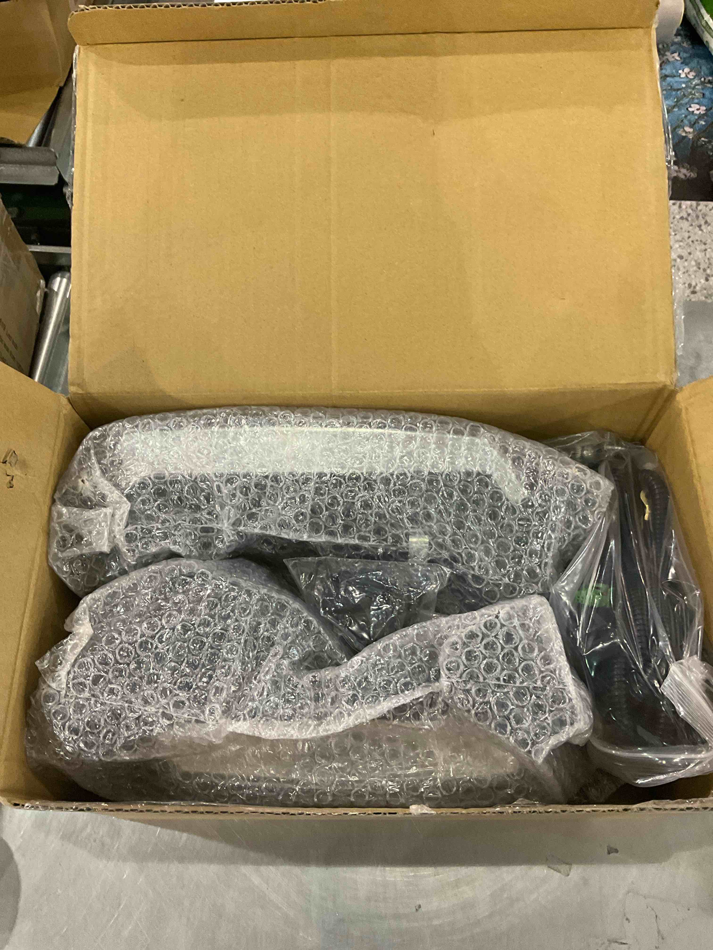 https://s3.amazonaws.com/lotting-images-prod/BargainHunt/EXS01346898_1710244991819.jpeg