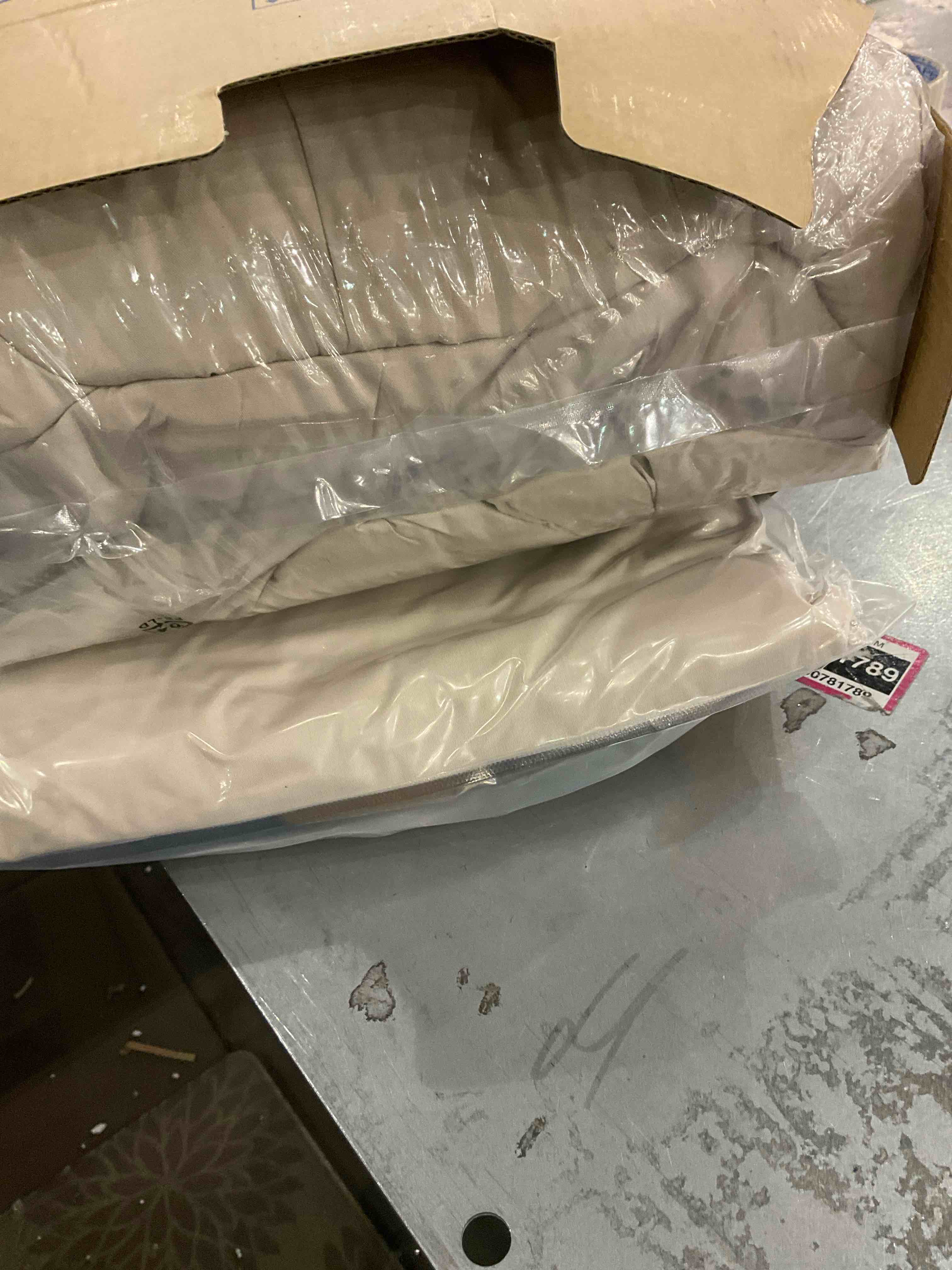 https://s3.amazonaws.com/lotting-images-prod/BargainHunt/EXS01347763_1709915173508.jpeg