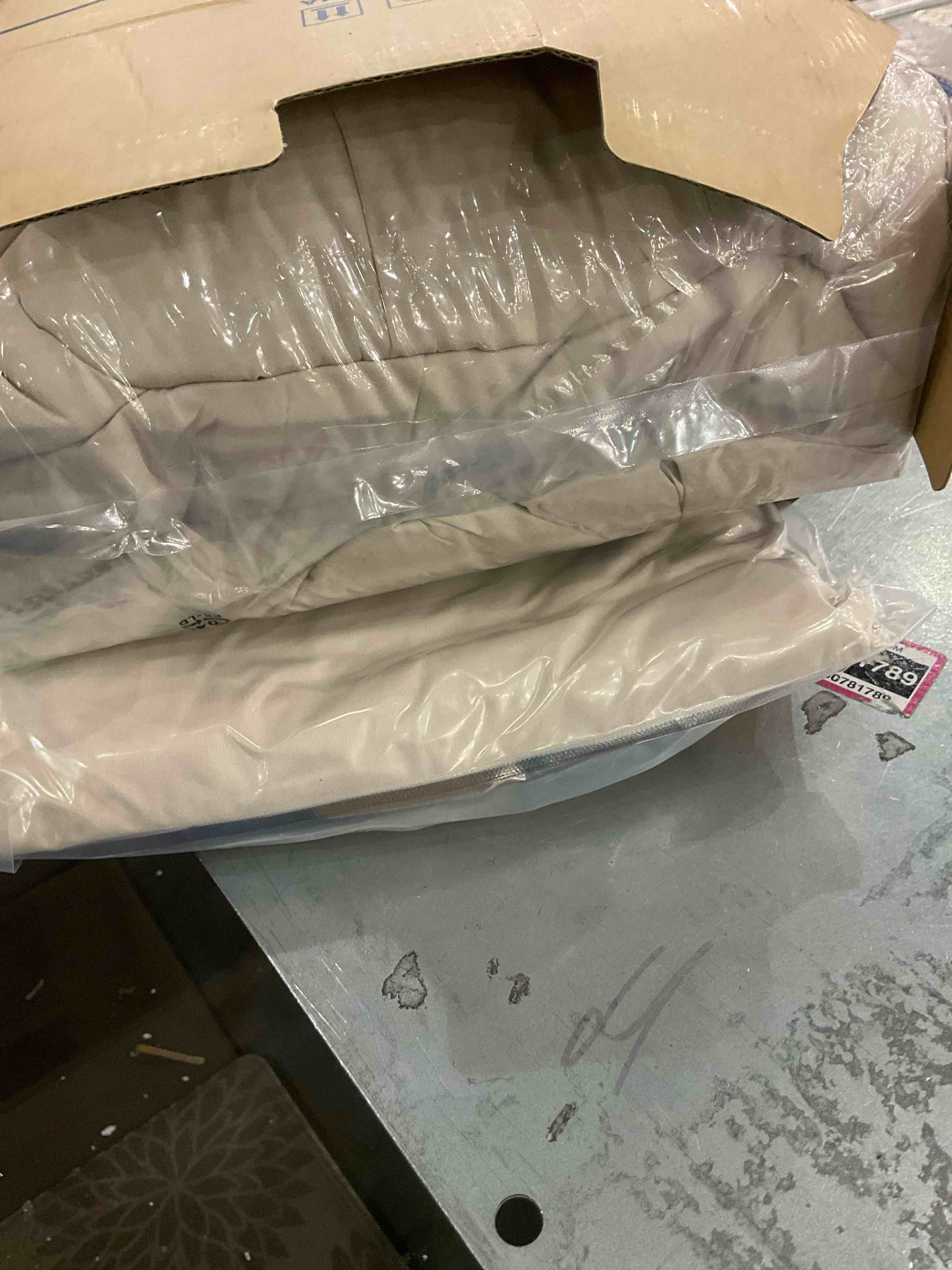 https://s3.amazonaws.com/lotting-images-prod/BargainHunt/EXS01347763_1709915174722.jpeg