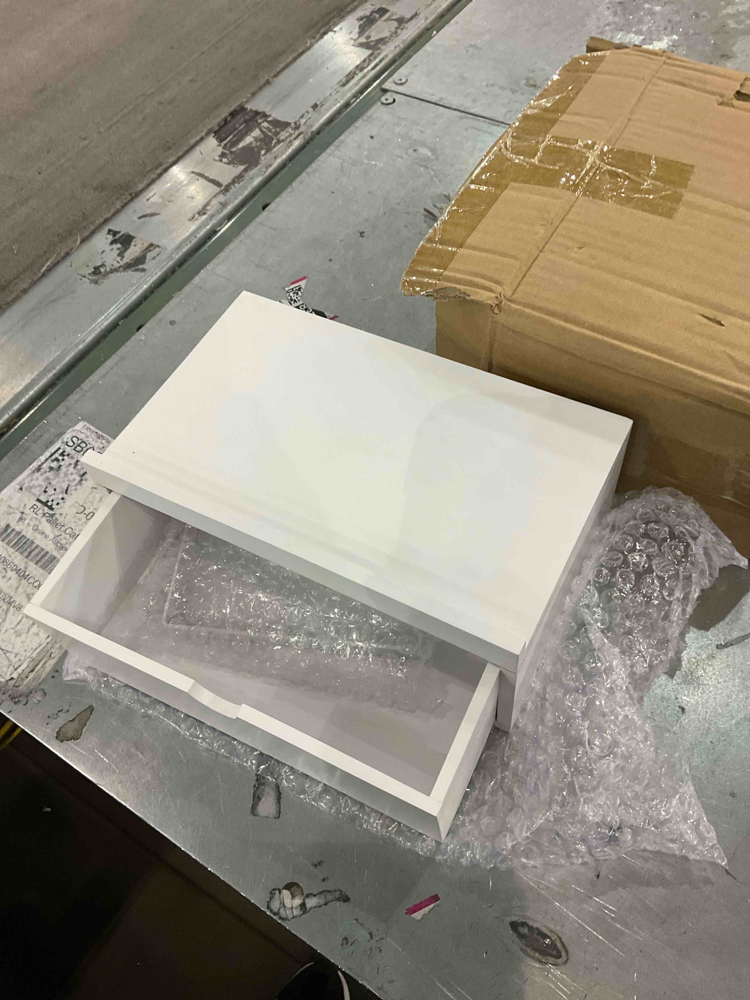 https://s3.amazonaws.com/lotting-images-prod/BargainHunt/EXS01347895_1710159611714.jpeg