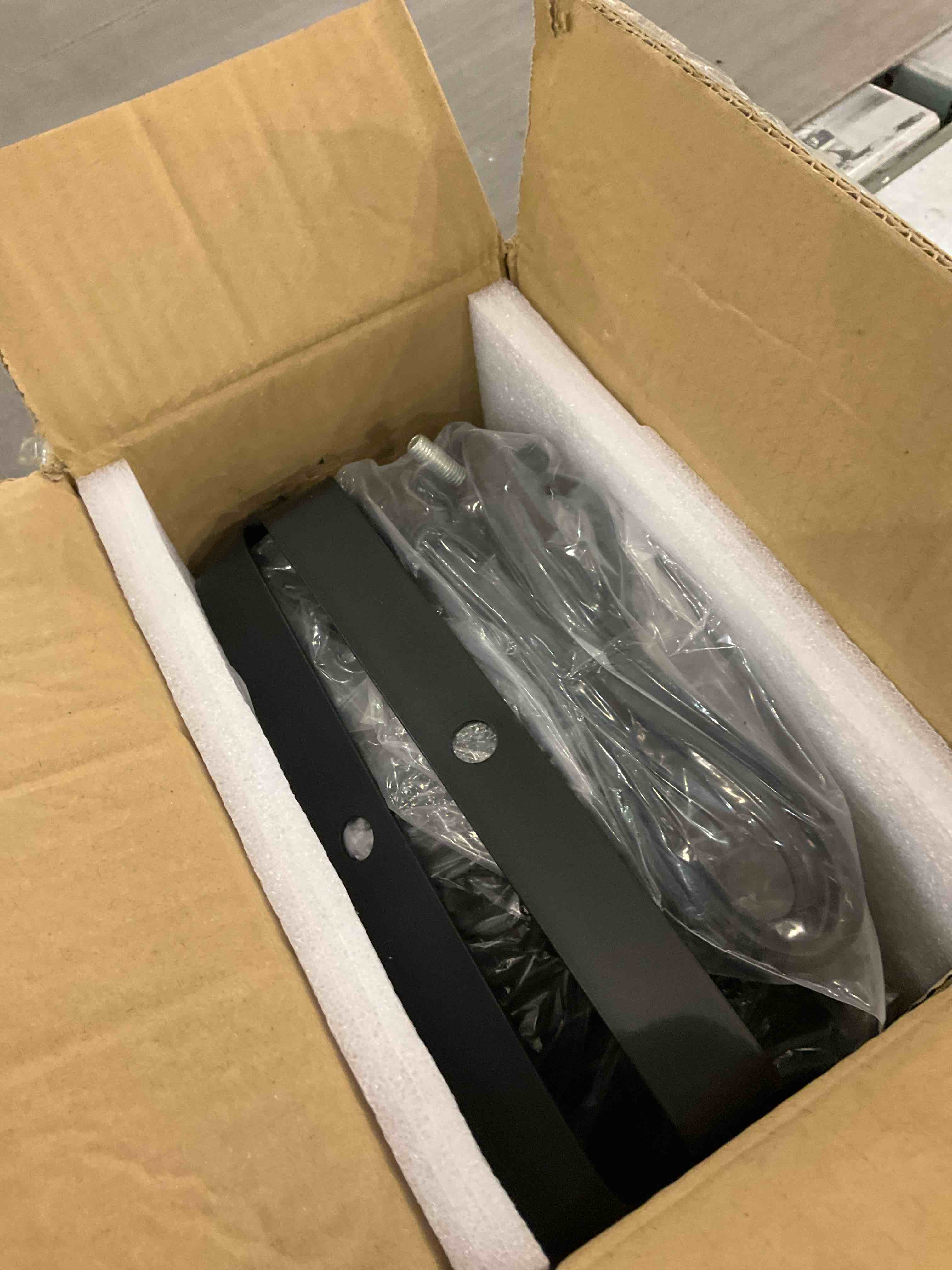 https://s3.amazonaws.com/lotting-images-prod/BargainHunt/EXS01347913_1710161240640.jpeg