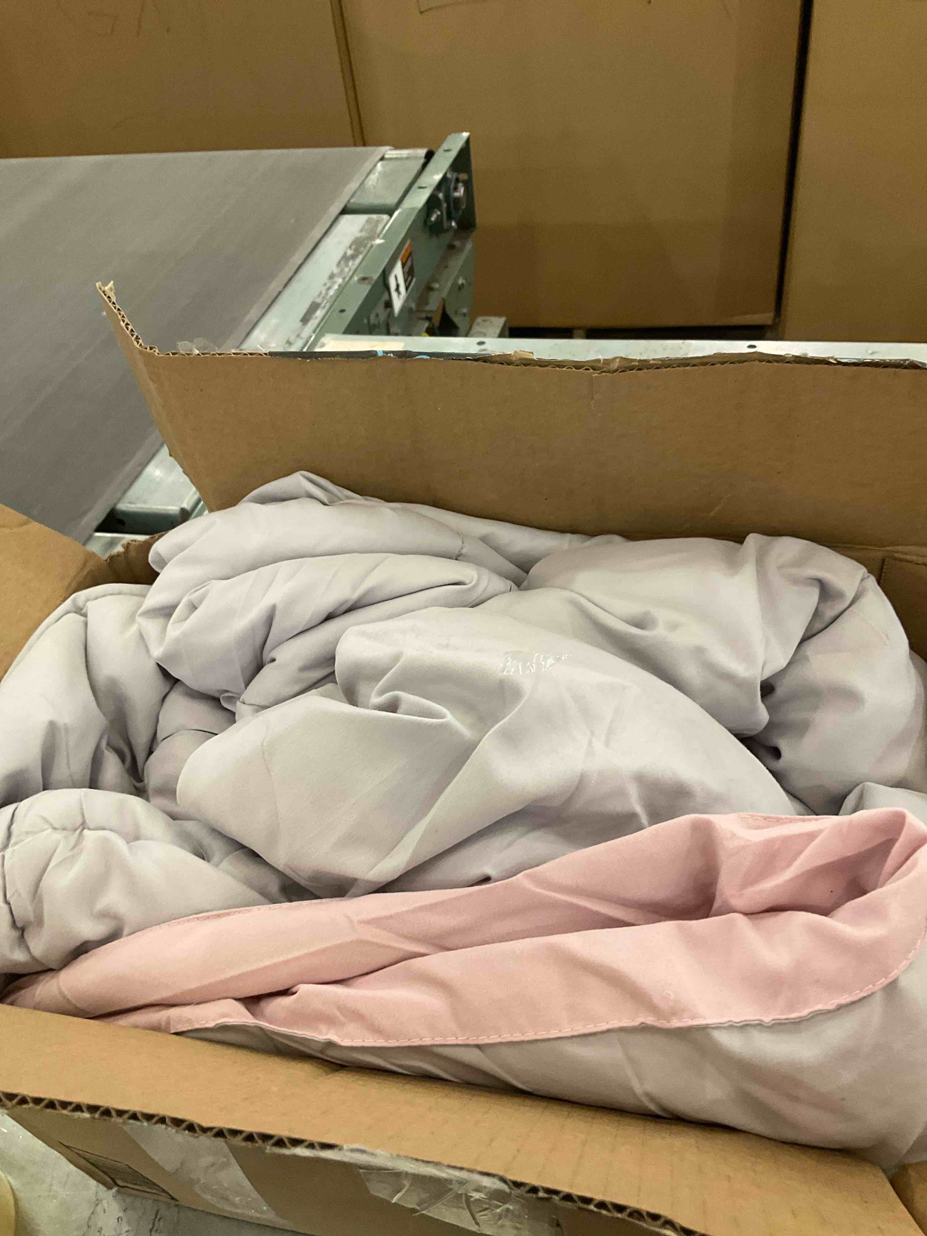 https://s3.amazonaws.com/lotting-images-prod/BargainHunt/EXS01352924_1711560644429.jpeg