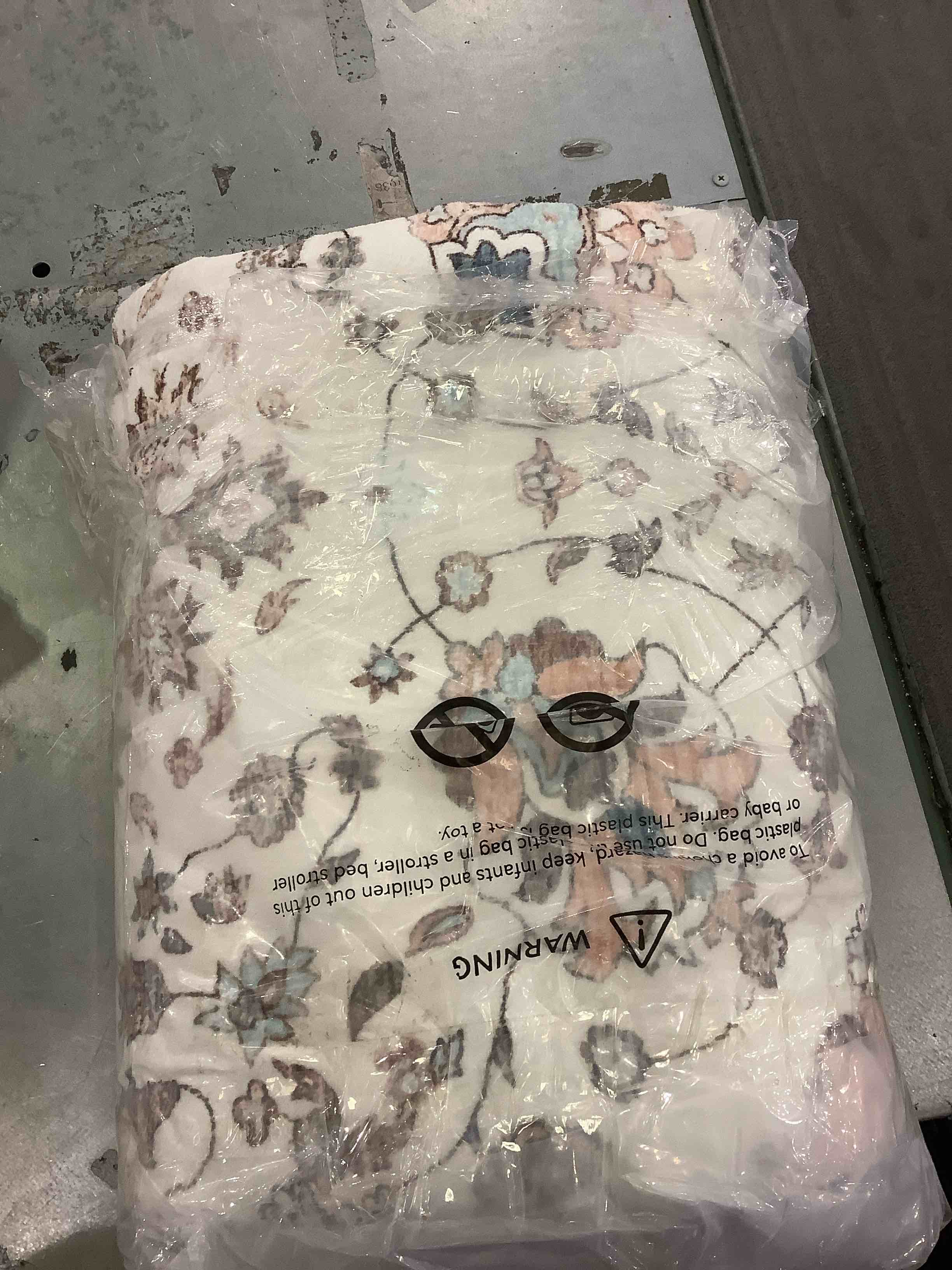 https://s3.amazonaws.com/lotting-images-prod/BargainHunt/EXS01353293_1711477708713.jpeg