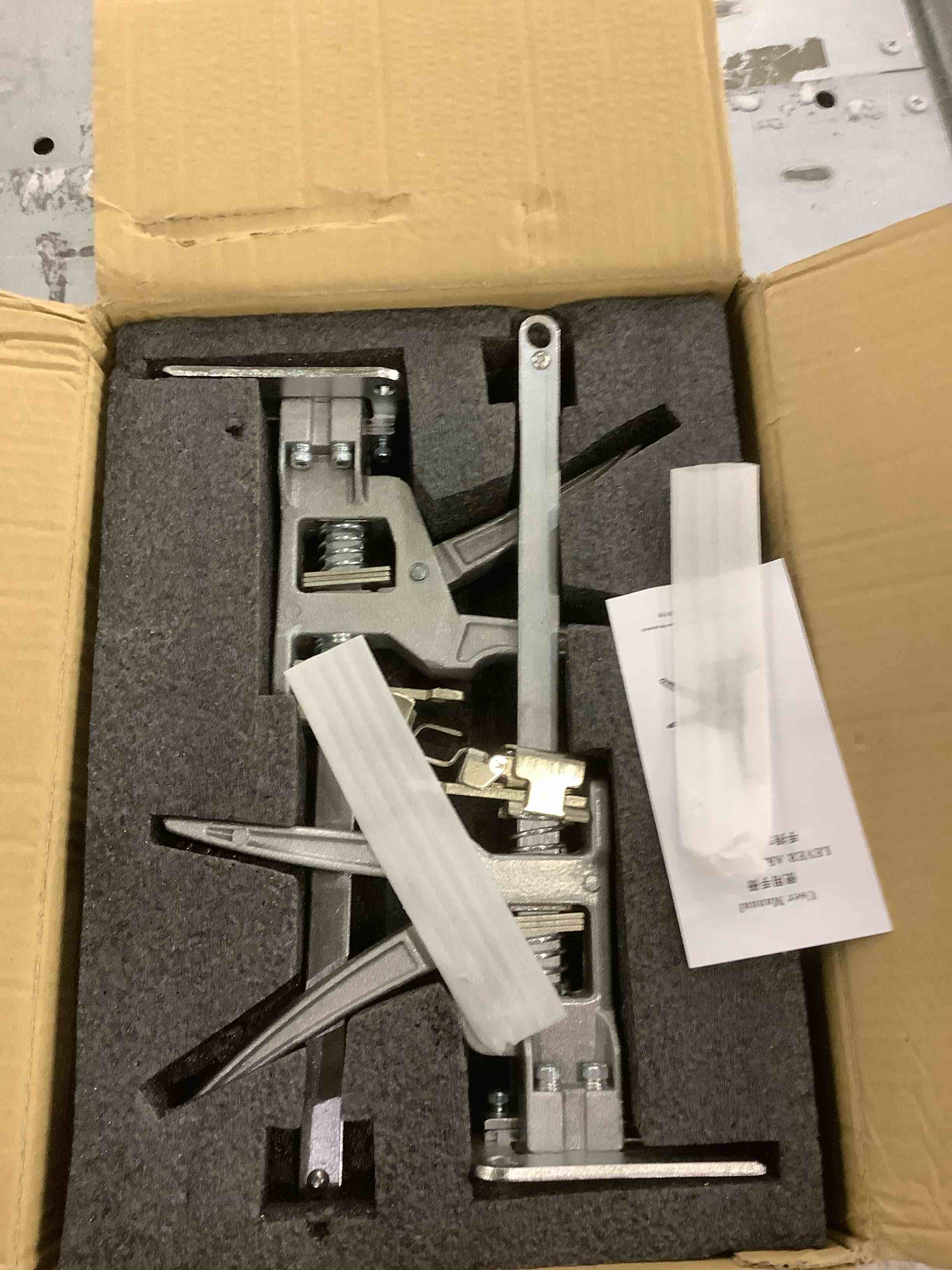 https://s3.amazonaws.com/lotting-images-prod/BargainHunt/EXS01353361_1711542409394.jpeg