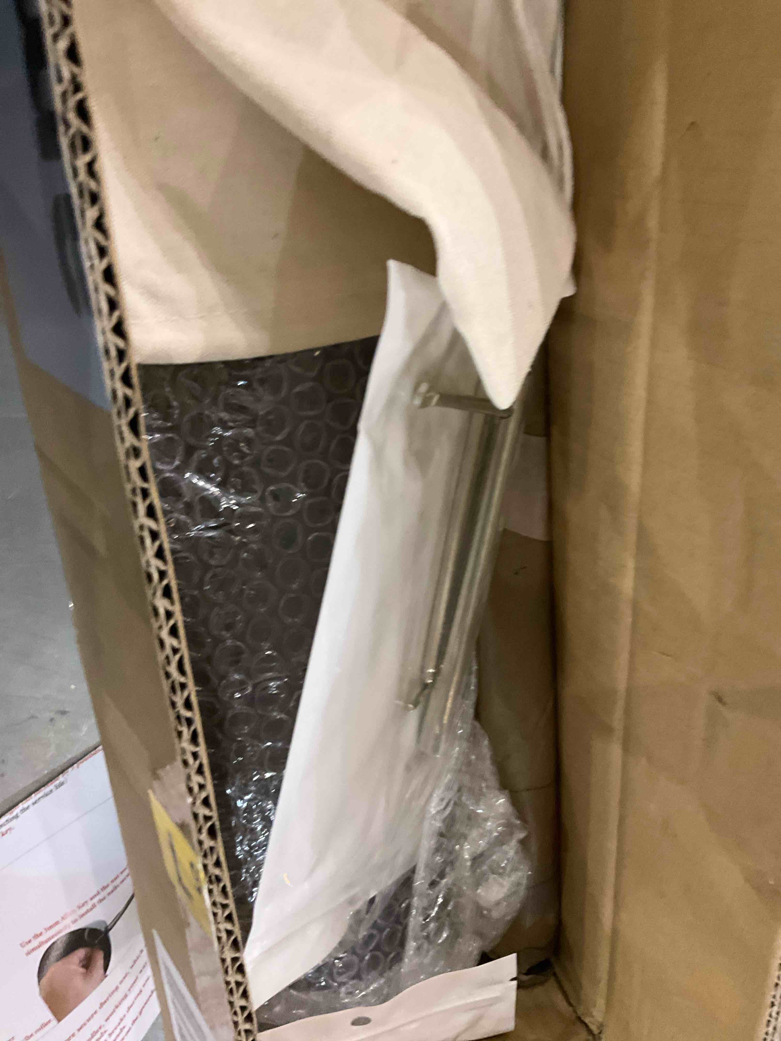 https://s3.amazonaws.com/lotting-images-prod/BargainHunt/EXS01353660_1716564662008.jpeg