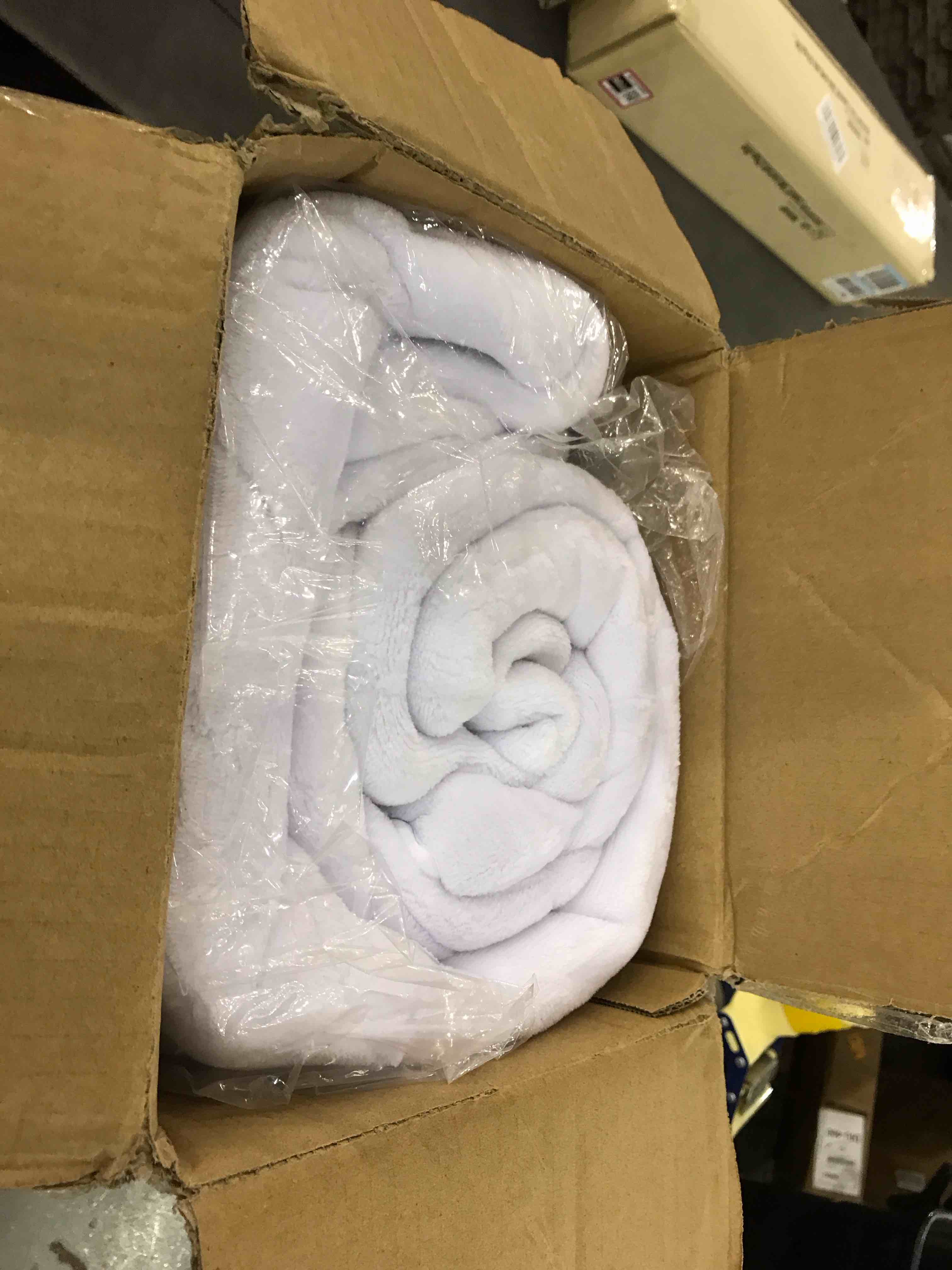 https://s3.amazonaws.com/lotting-images-prod/BargainHunt/EXS01353917_1717511697743.jpeg