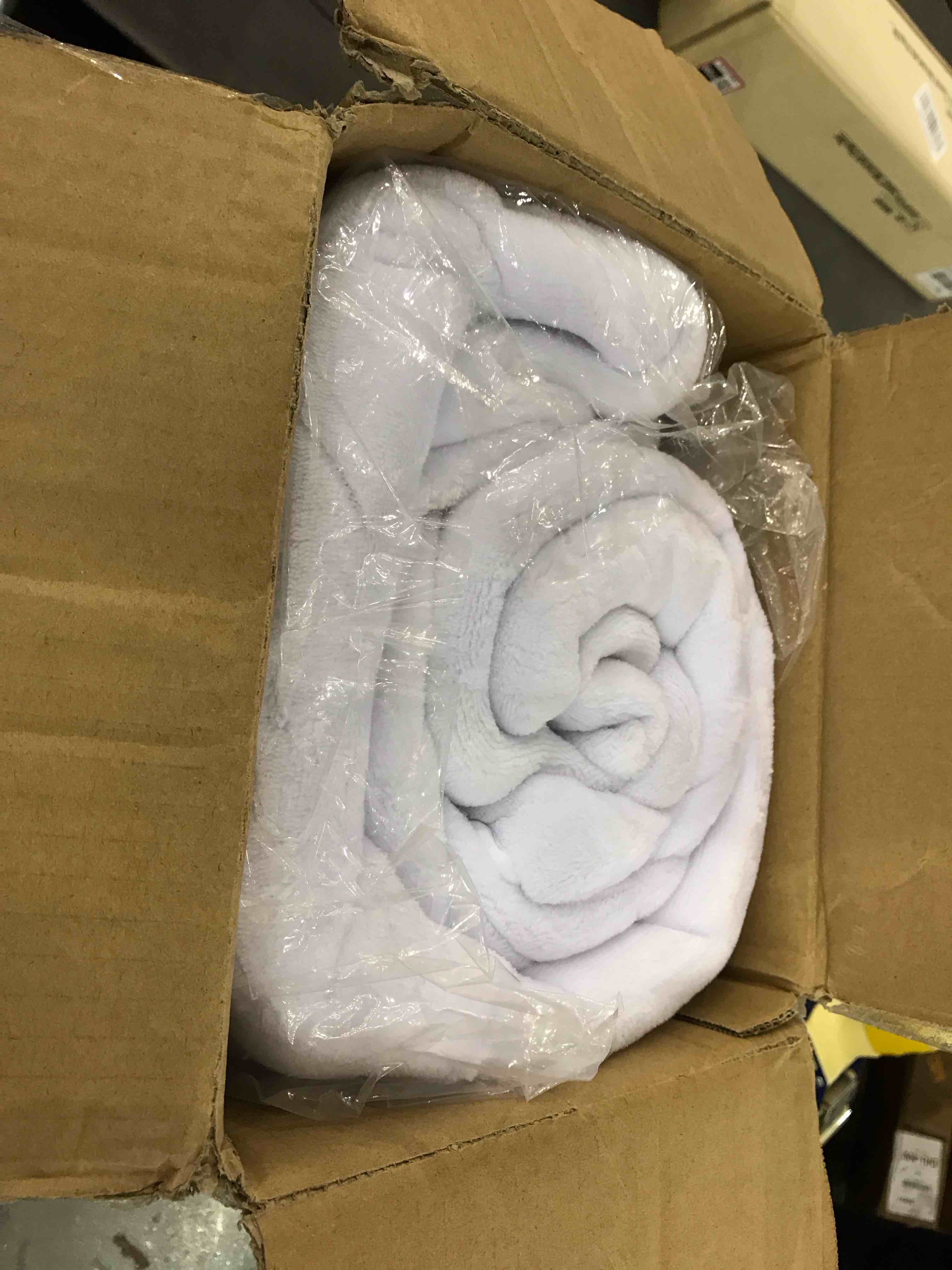 https://s3.amazonaws.com/lotting-images-prod/BargainHunt/EXS01353917_1717511699011.jpeg