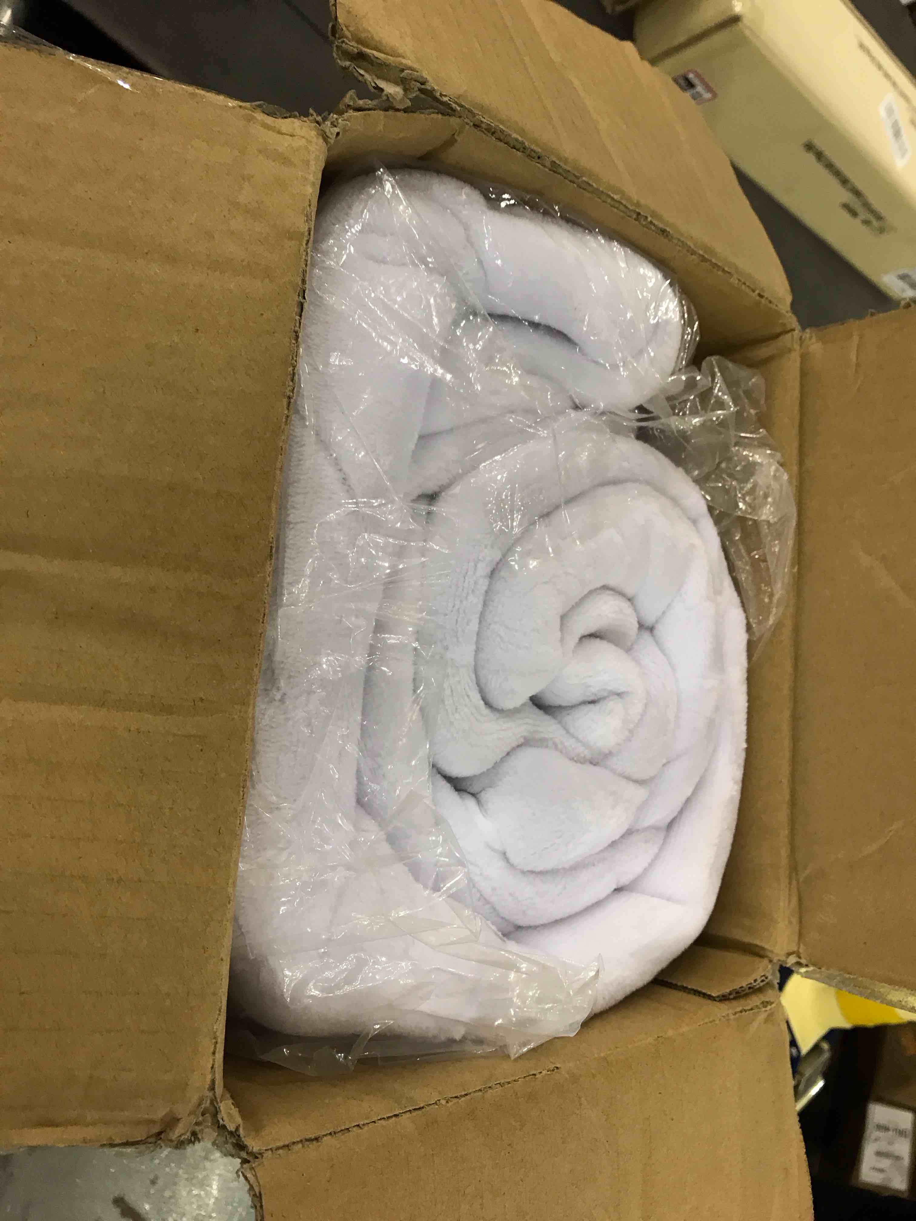 https://s3.amazonaws.com/lotting-images-prod/BargainHunt/EXS01353917_1717511700031.jpeg