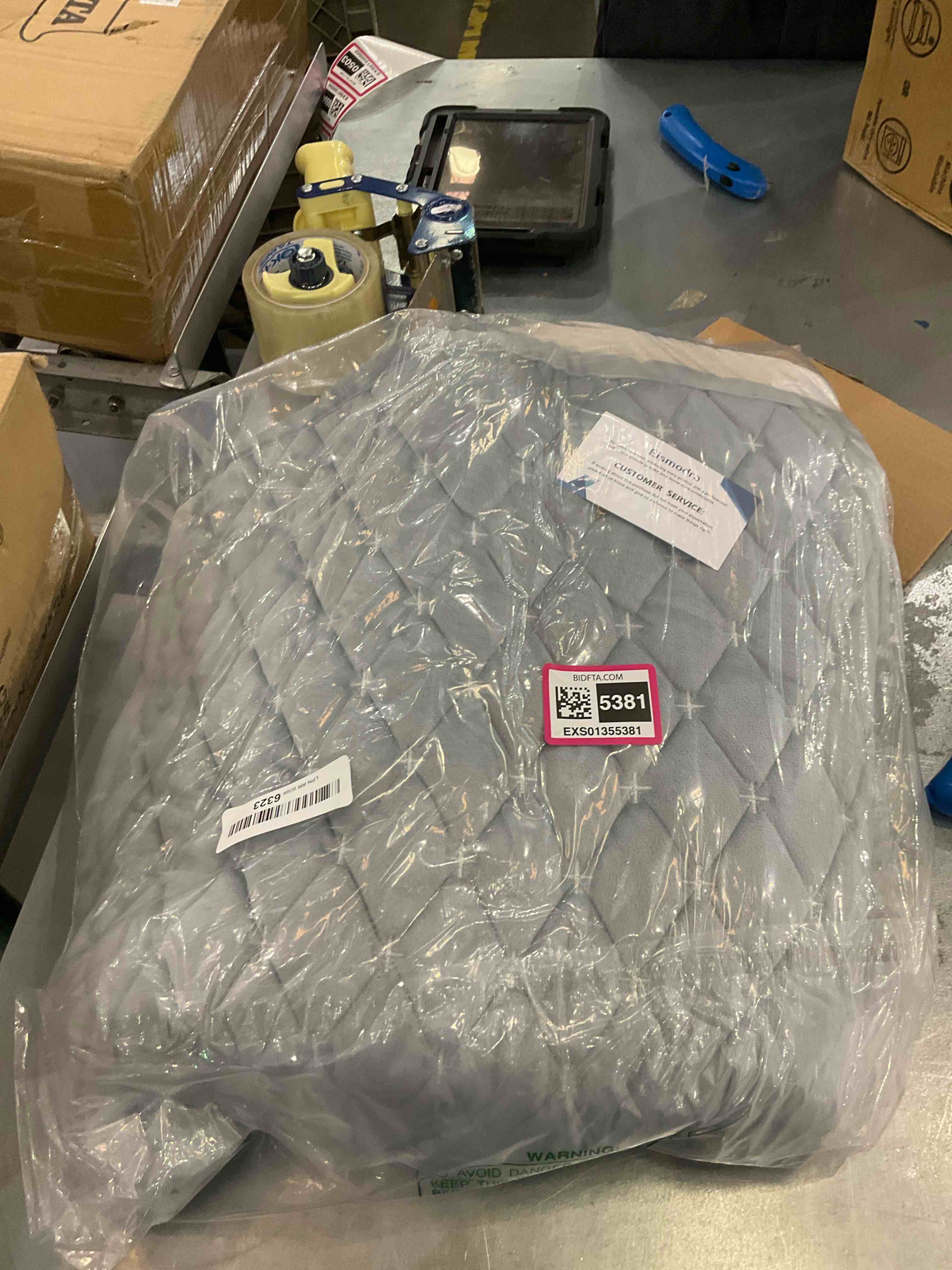 https://s3.amazonaws.com/lotting-images-prod/BargainHunt/EXS01355381_1711386555101.jpeg