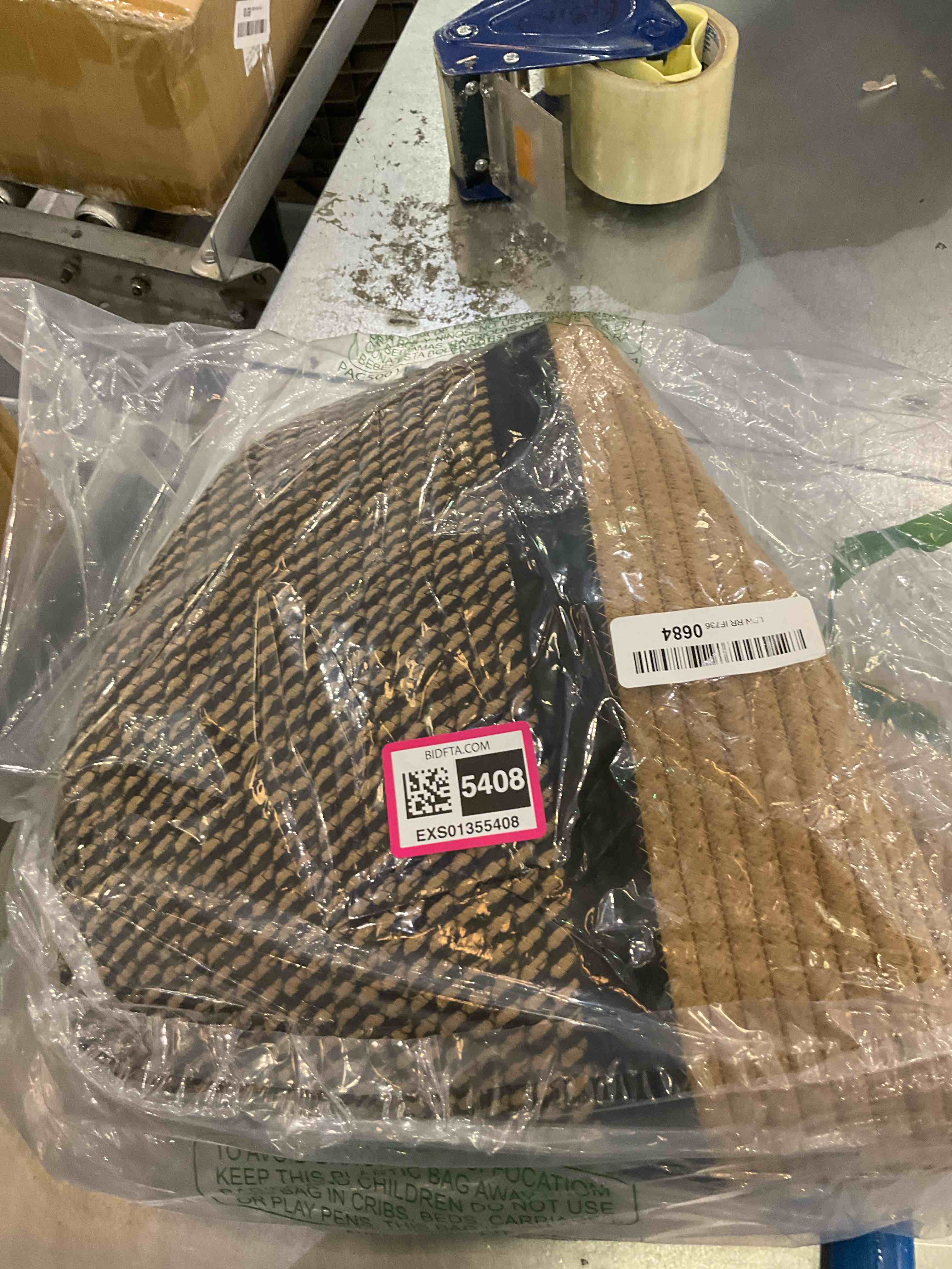 https://s3.amazonaws.com/lotting-images-prod/BargainHunt/EXS01355408_1711391417596.jpeg