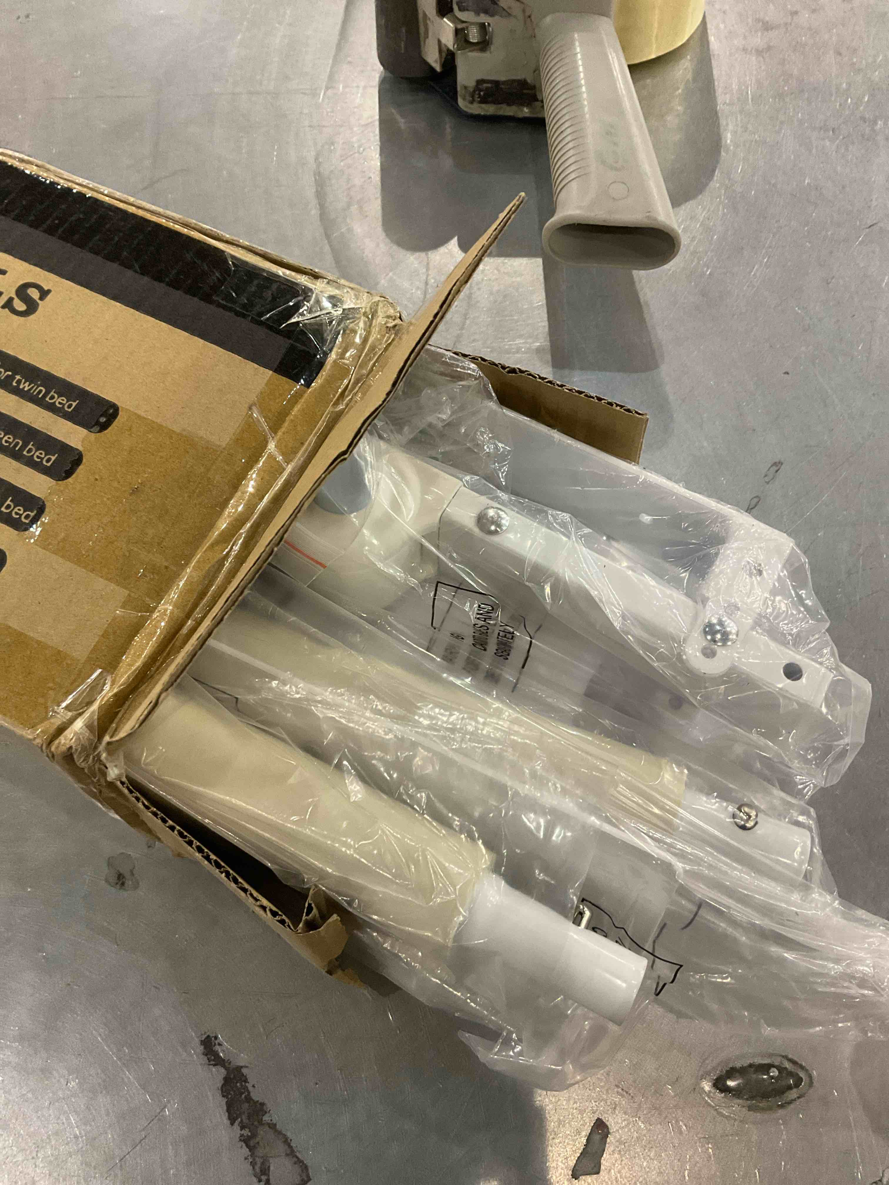 https://s3.amazonaws.com/lotting-images-prod/BargainHunt/EXS01356369_1711972594963.jpeg