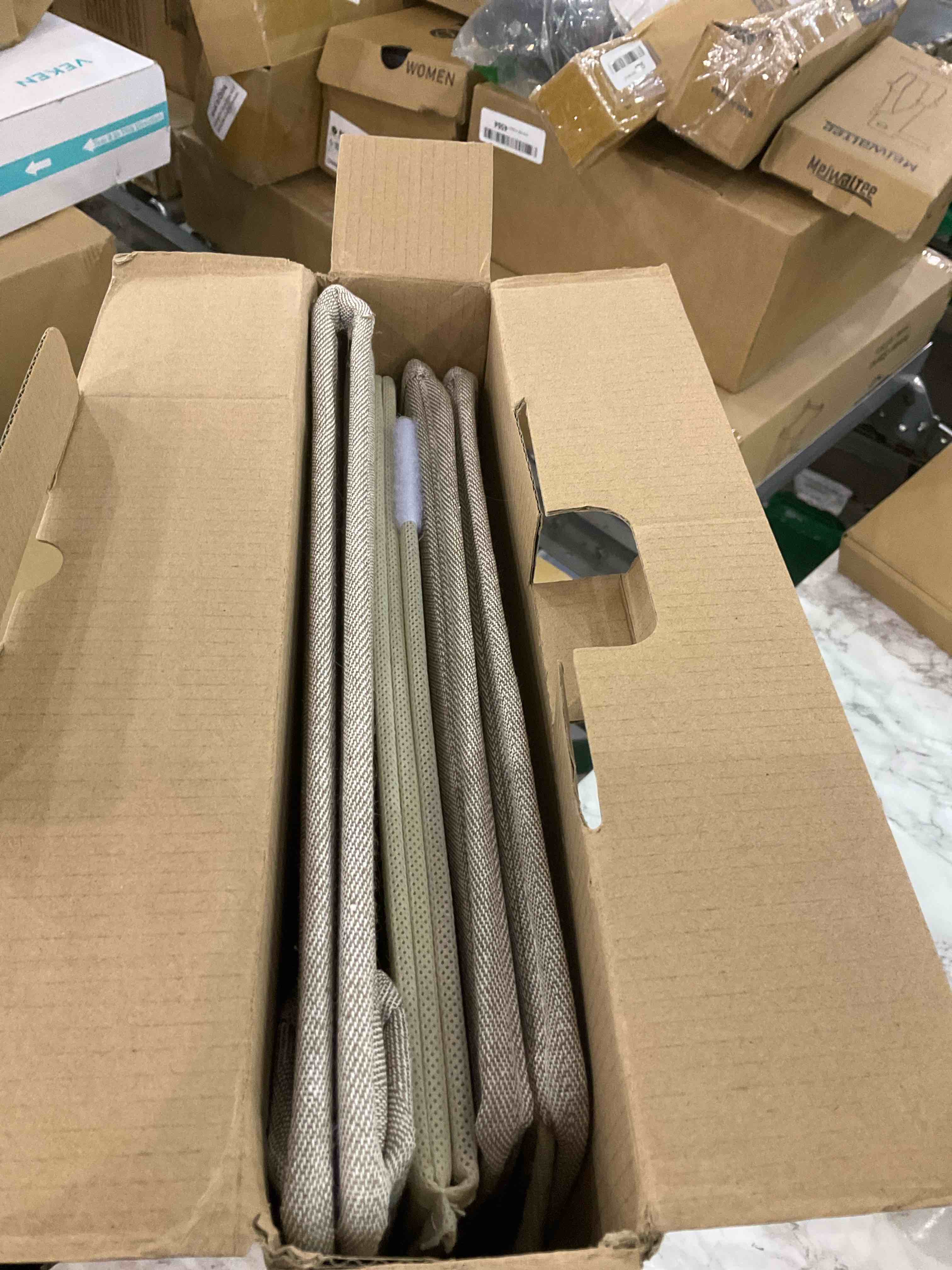 https://s3.amazonaws.com/lotting-images-prod/BargainHunt/EXS01357972_1711454140209.jpeg