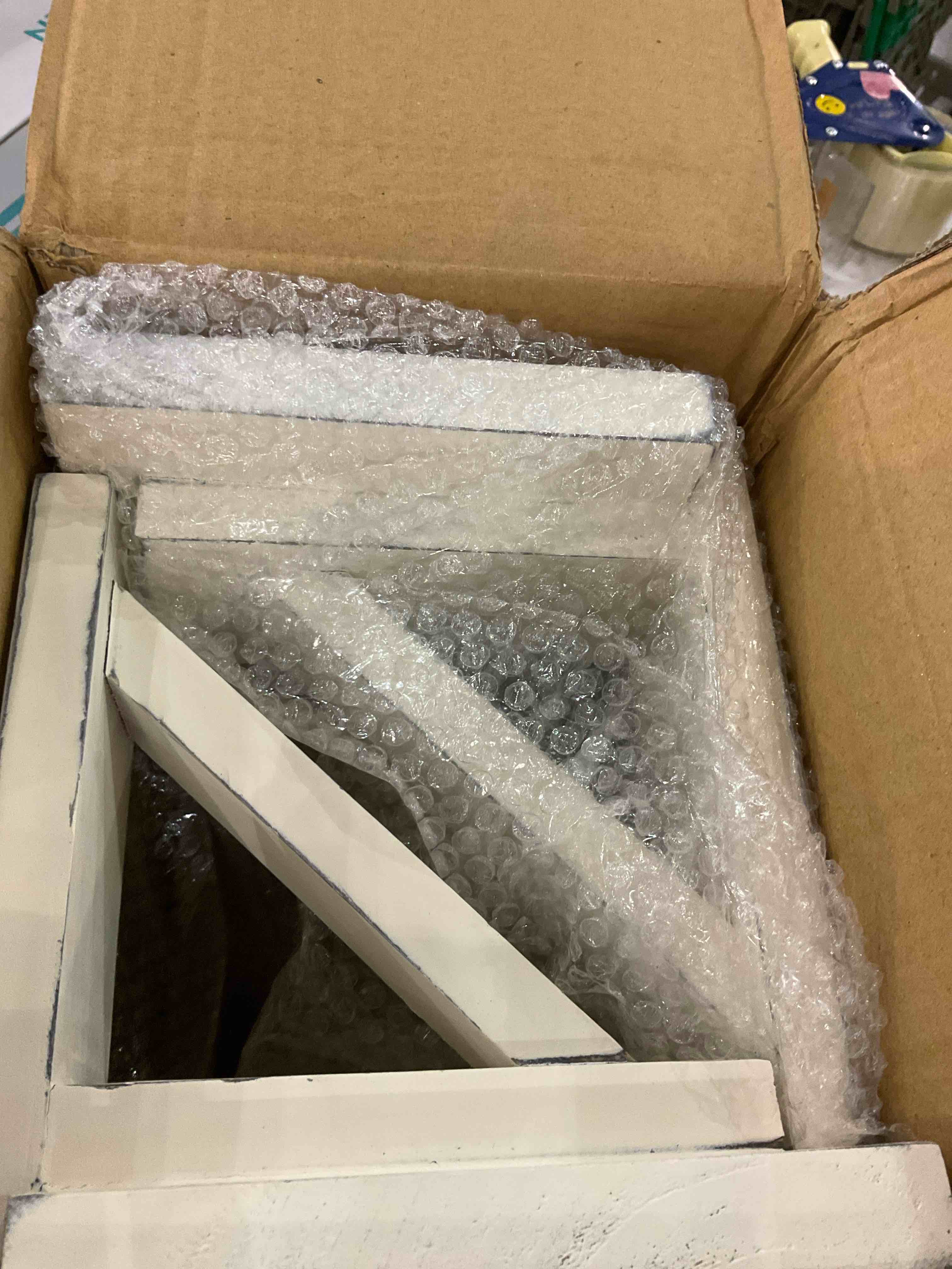 https://s3.amazonaws.com/lotting-images-prod/BargainHunt/EXS01357977_1711454804403.jpeg