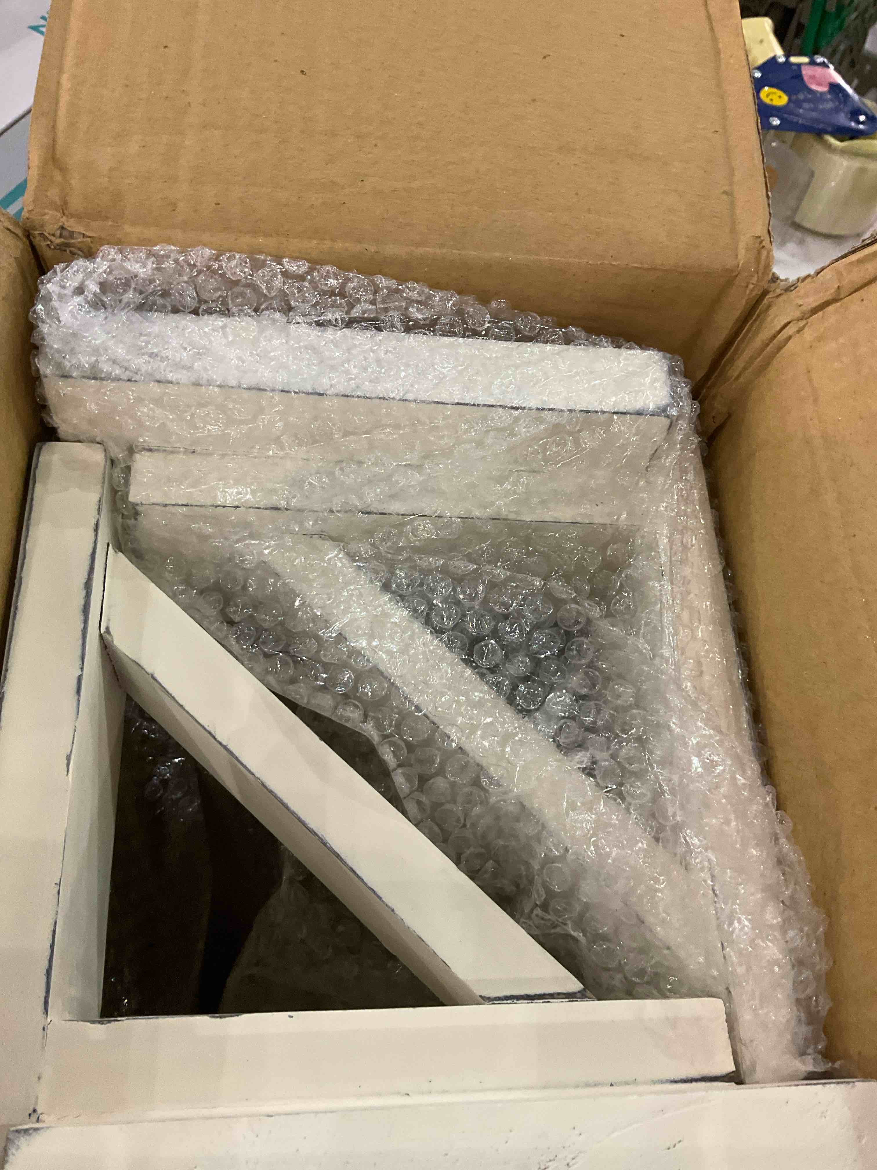 https://s3.amazonaws.com/lotting-images-prod/BargainHunt/EXS01357977_1711454805719.jpeg