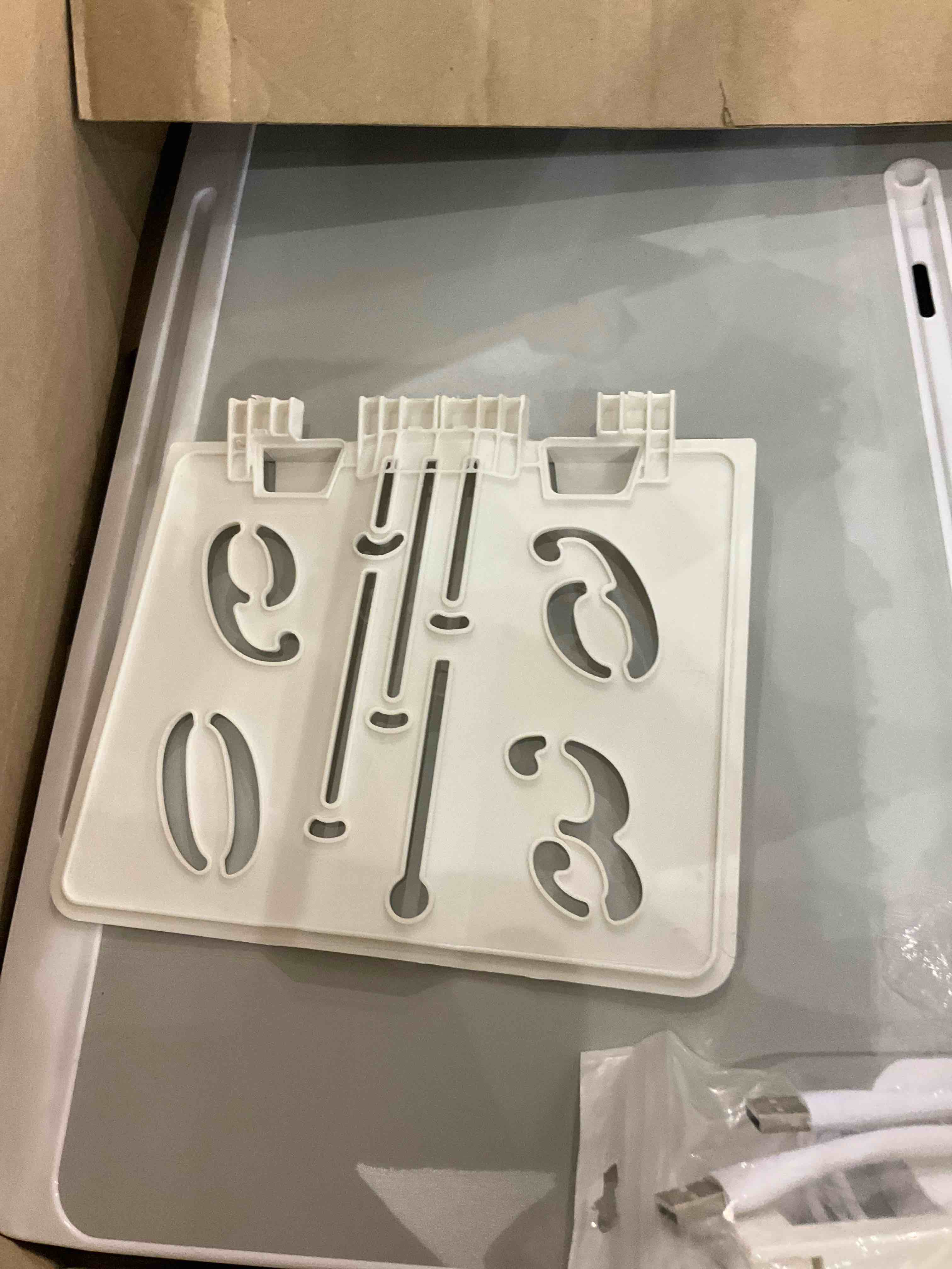 https://s3.amazonaws.com/lotting-images-prod/BargainHunt/EXS01381028_1718624047429.jpeg