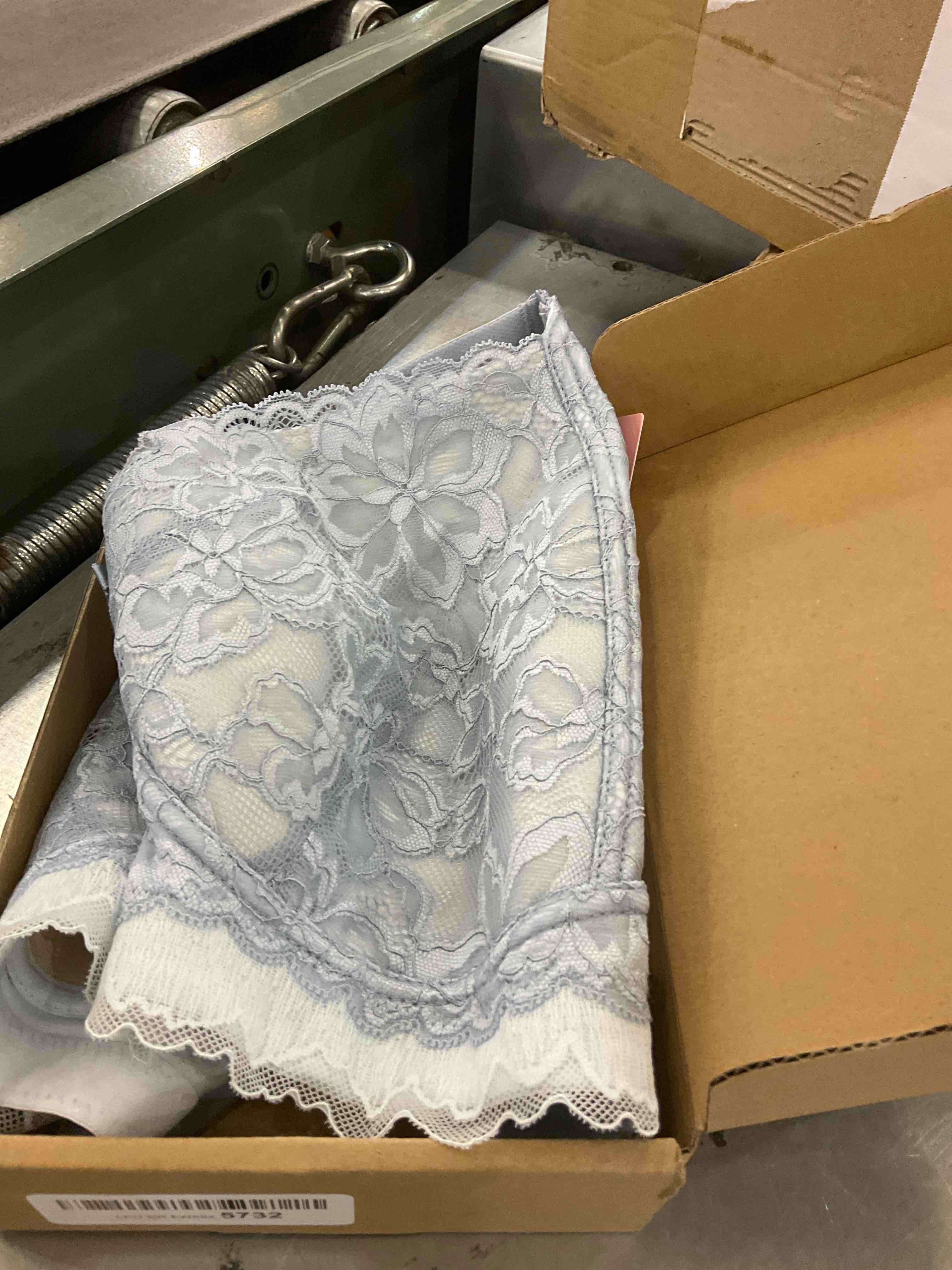 https://s3.amazonaws.com/lotting-images-prod/BargainHunt/EXS01382876_1718893994145.jpeg