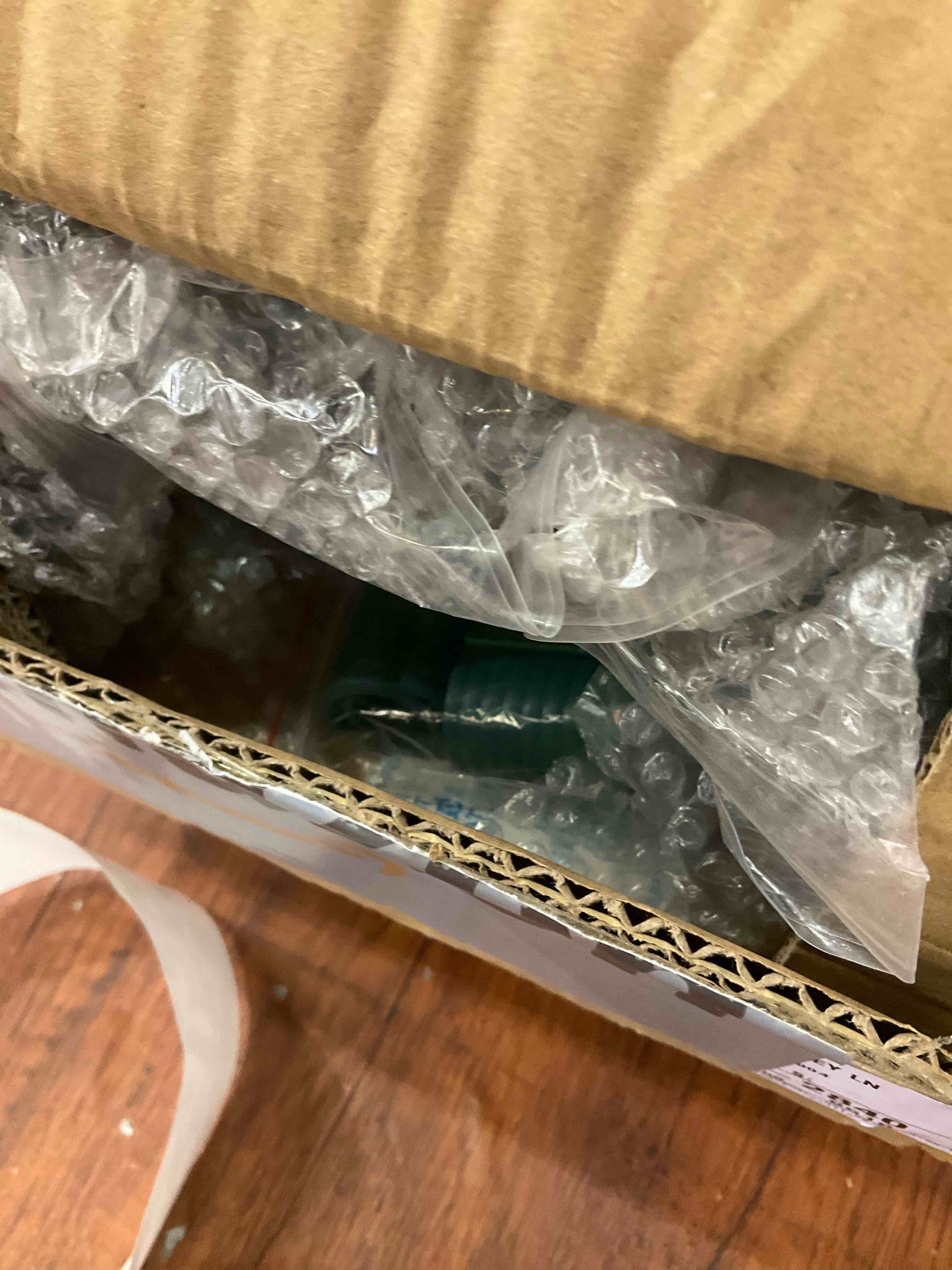 https://s3.amazonaws.com/lotting-images-prod/BargainHunt/EXS01386997_1718378475389.jpeg