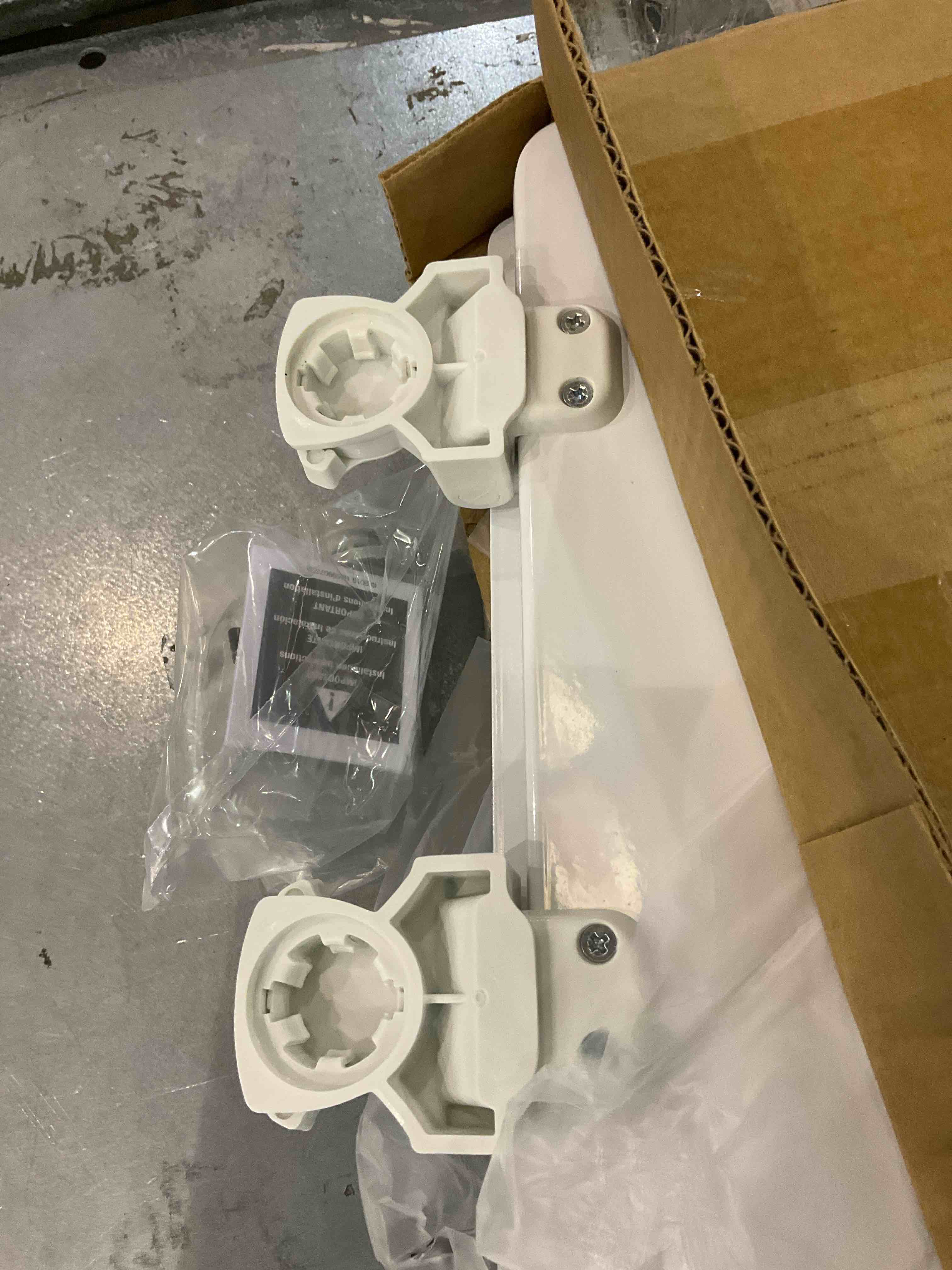 https://s3.amazonaws.com/lotting-images-prod/BargainHunt/EXS01388143_1721655840959.jpeg
