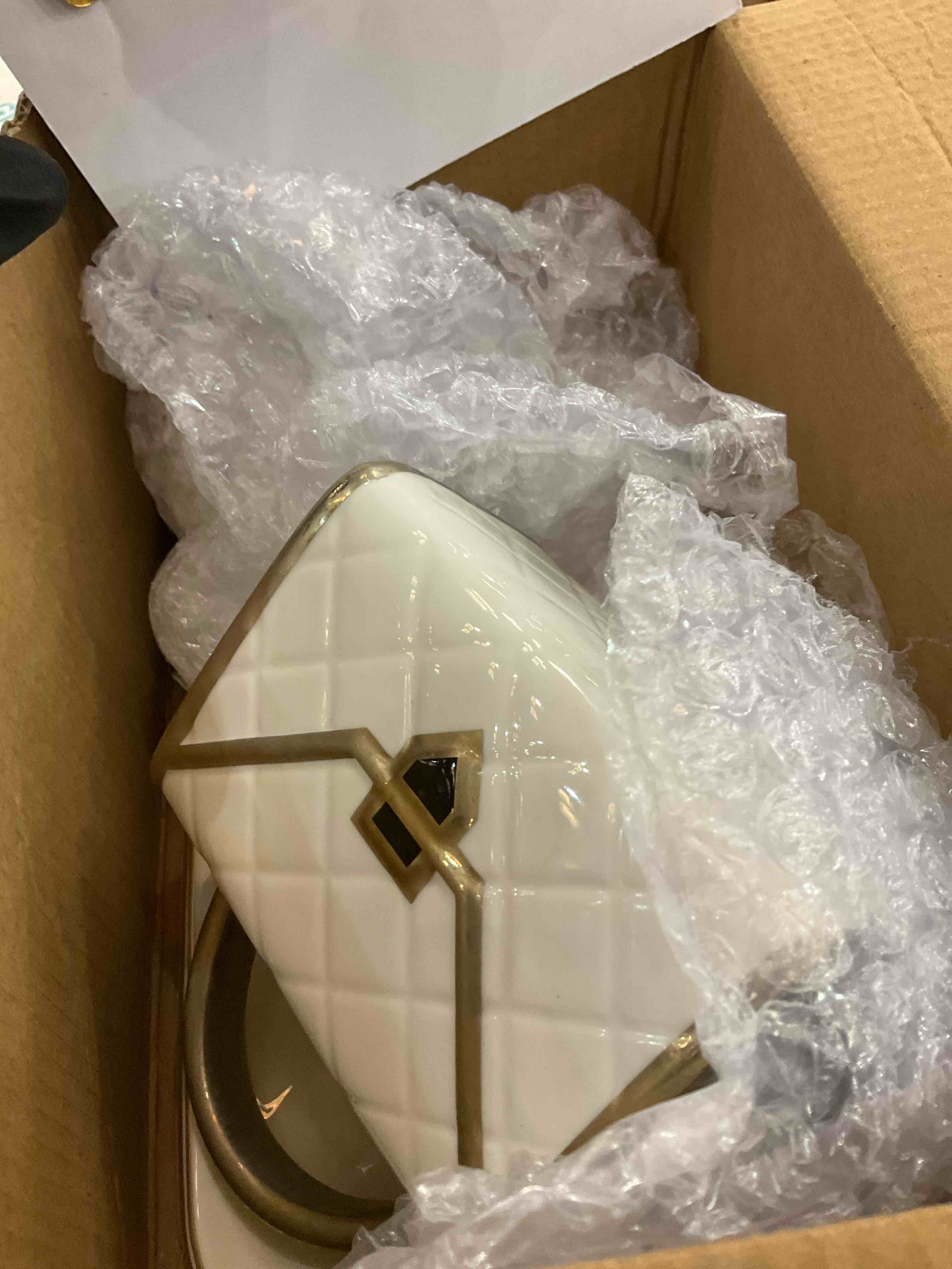 https://s3.amazonaws.com/lotting-images-prod/BargainHunt/EXS01406315_1722531662636.jpeg