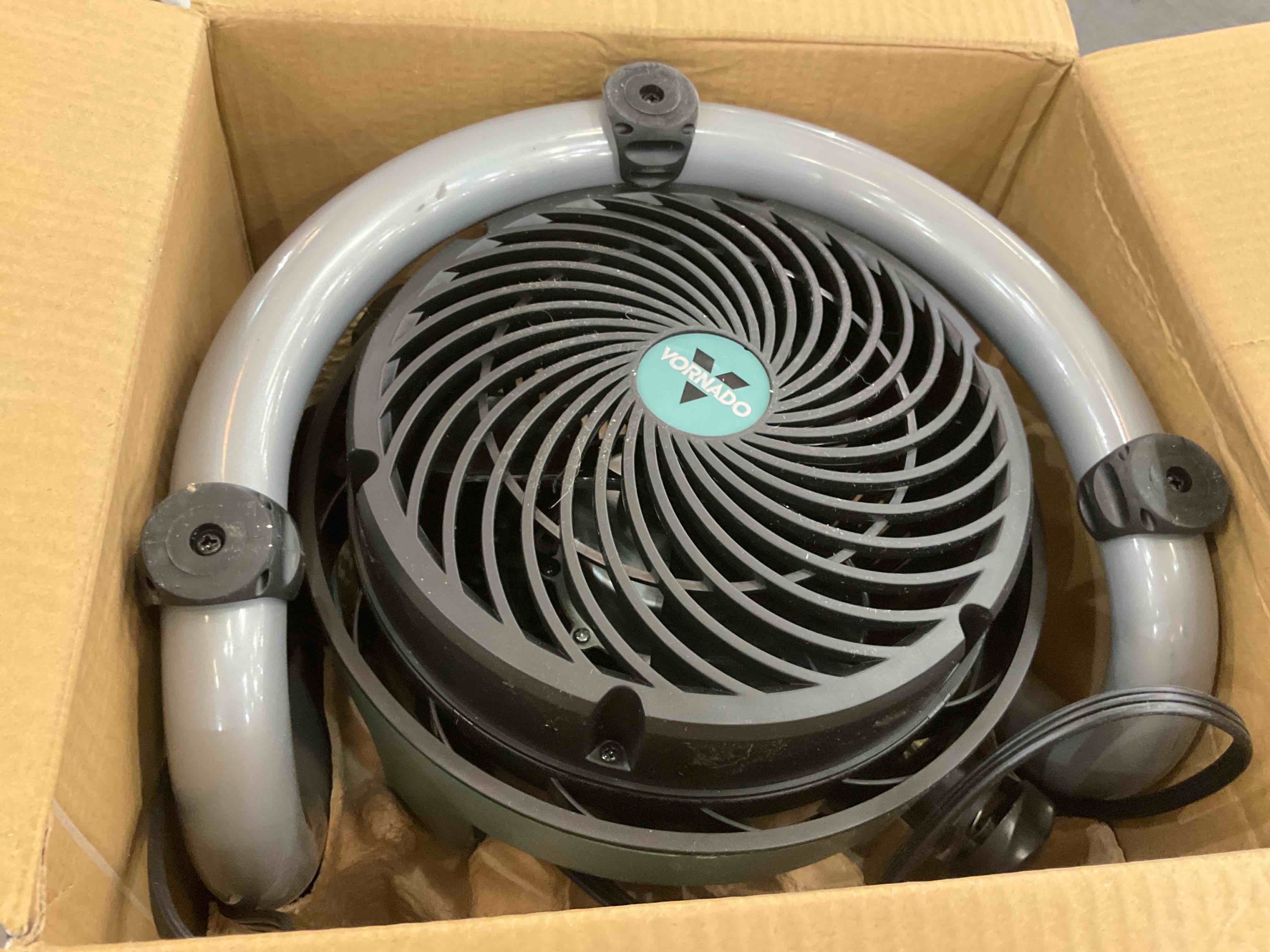 https://s3.amazonaws.com/lotting-images-prod/BargainHunt/EXS01408873_1722273074412.jpeg