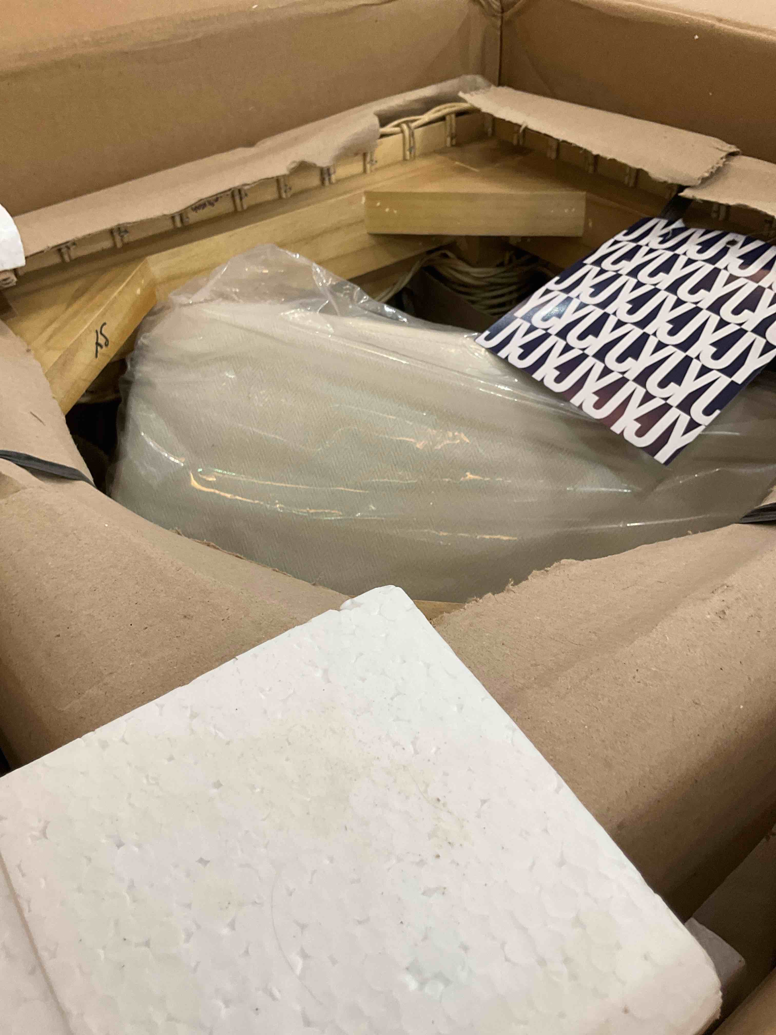 https://s3.amazonaws.com/lotting-images-prod/BargainHunt/EXS01412097_1722273844194.jpeg