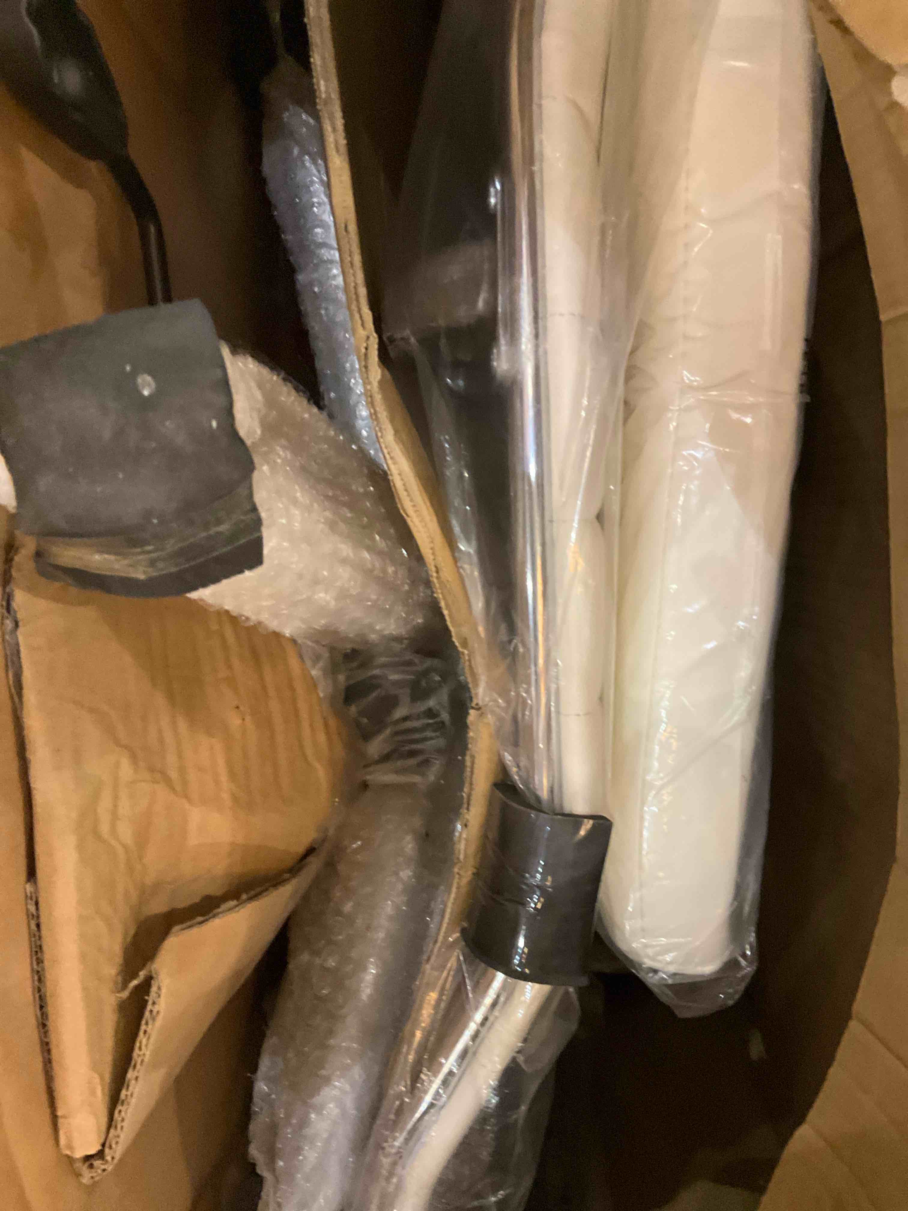 https://s3.amazonaws.com/lotting-images-prod/BargainHunt/EXS01412556_1721144695299.jpeg