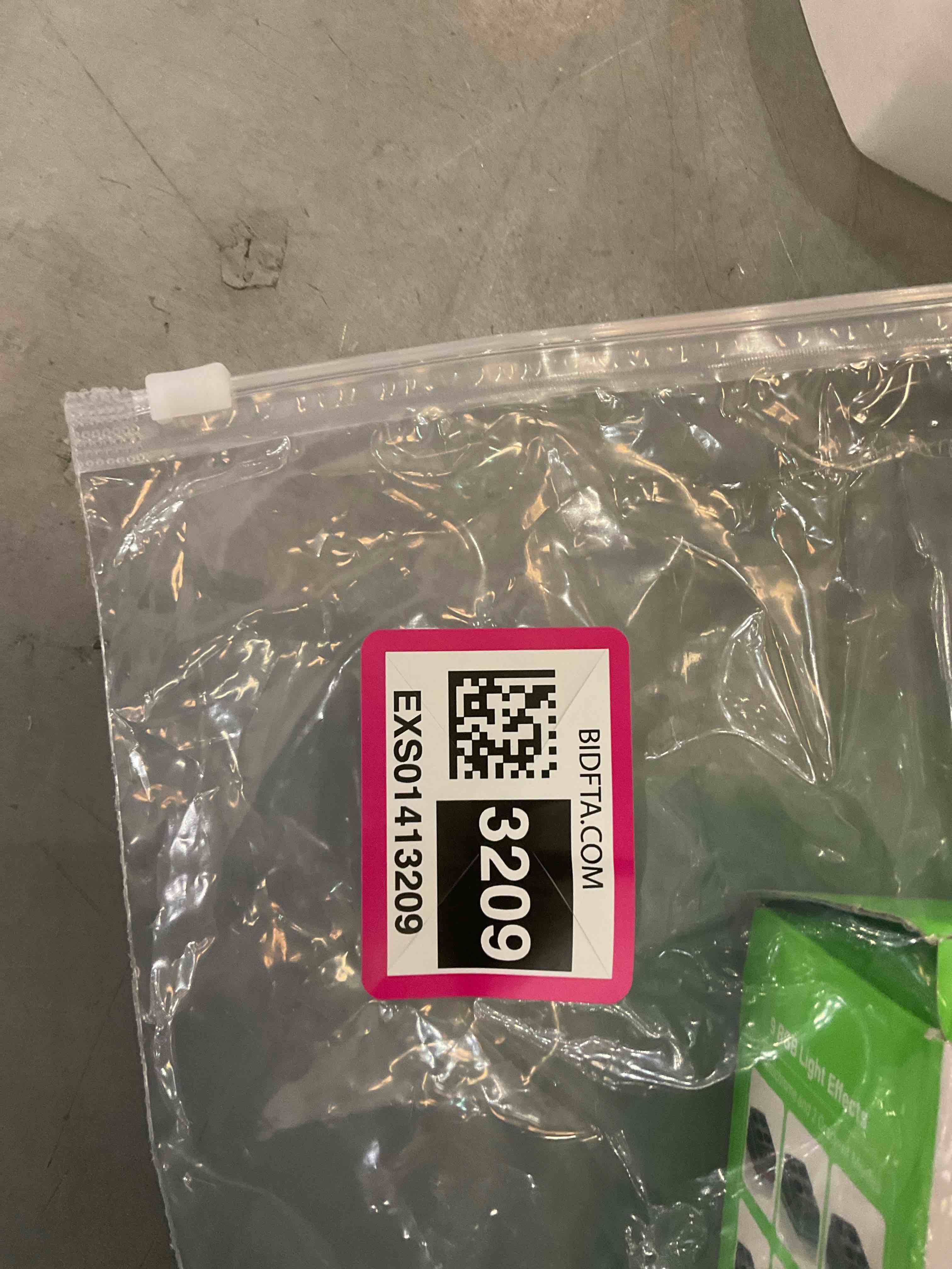 Charger with 4x4800mWh Rechargeable Battery Pack for Xbox One/Xbox Series X|S, RGB Xbox Series Controller Batteries Pack with Charging Station for Xbox One/One S/One X/Elite Controllers Black