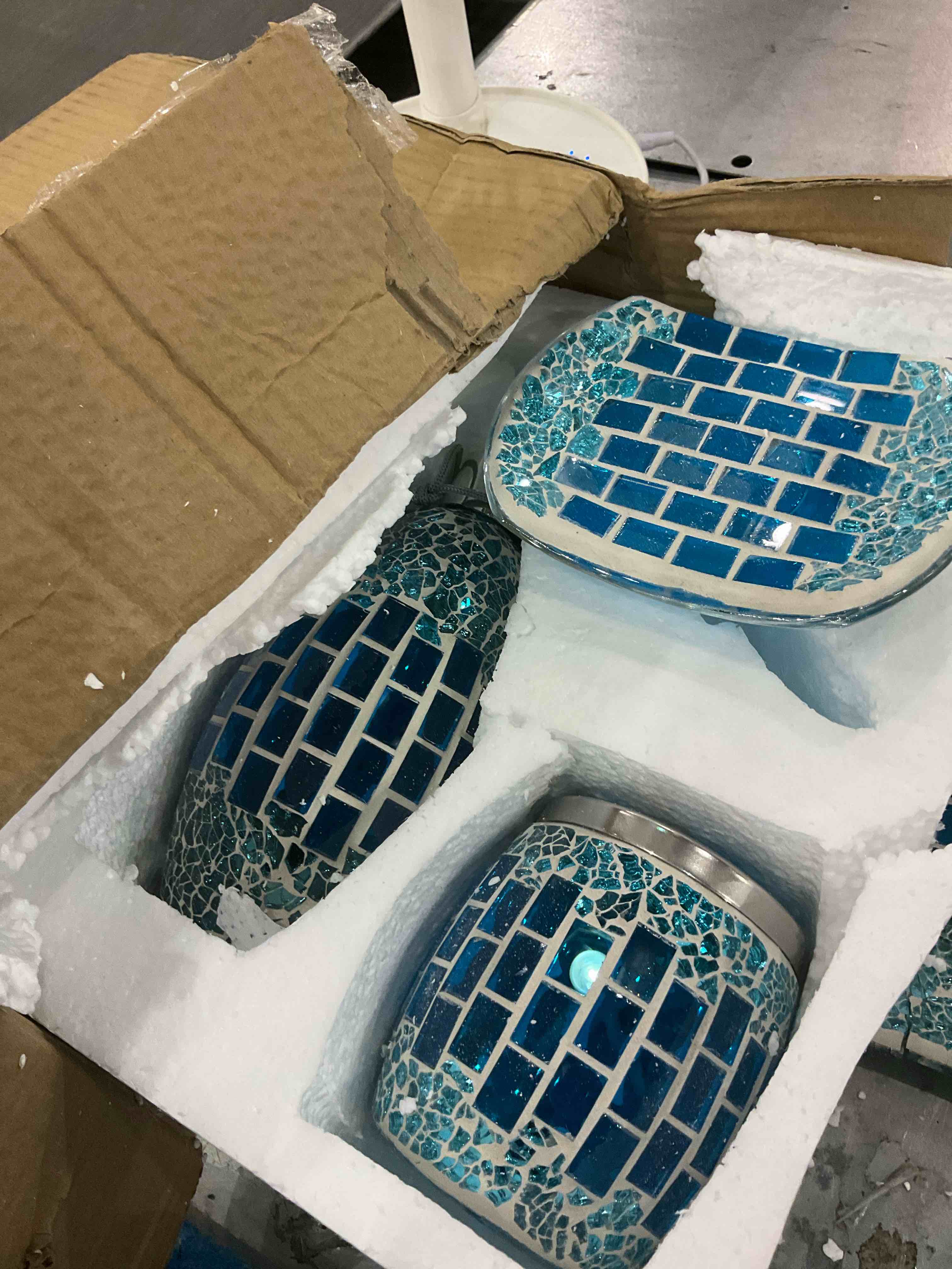 https://s3.amazonaws.com/lotting-images-prod/BargainHunt/EXS01436129_1719490466918.jpeg