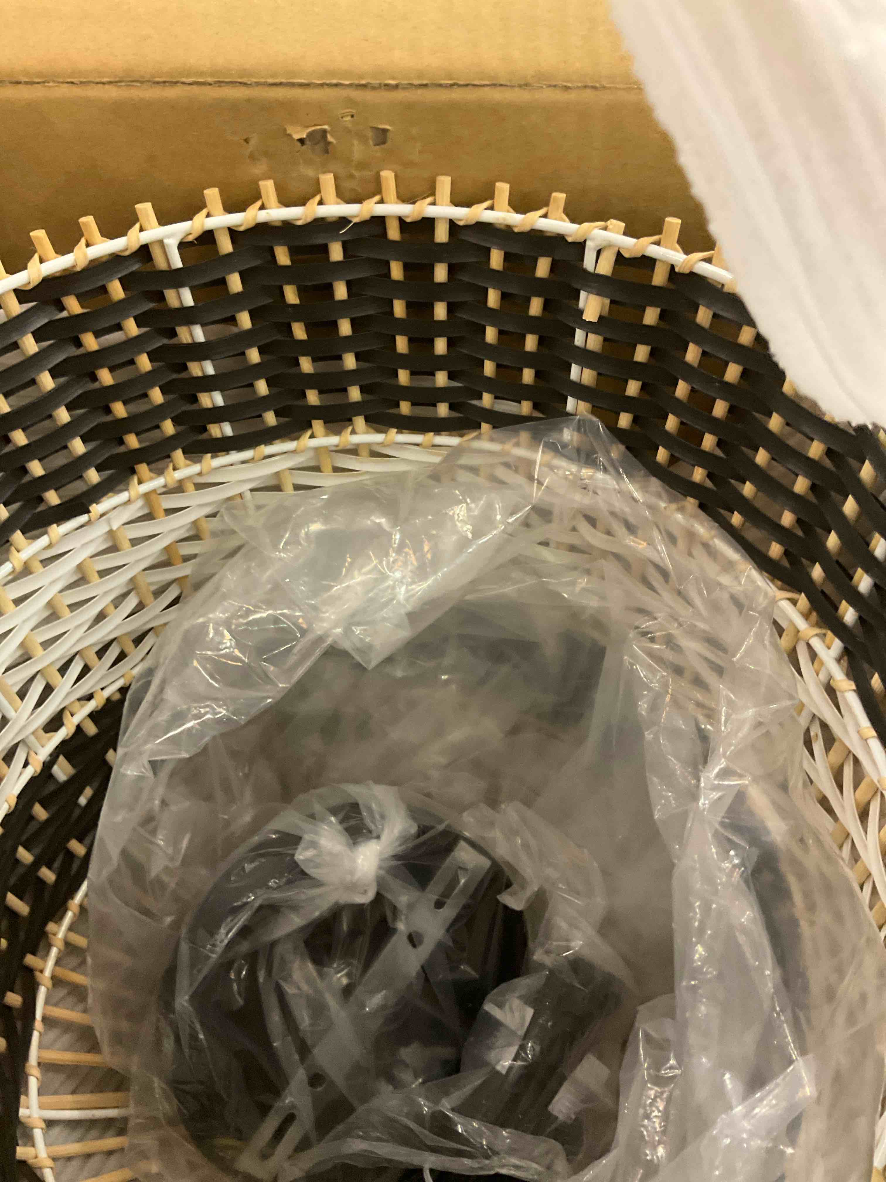 https://s3.amazonaws.com/lotting-images-prod/BargainHunt/EXS01436309_1719844965880.jpeg