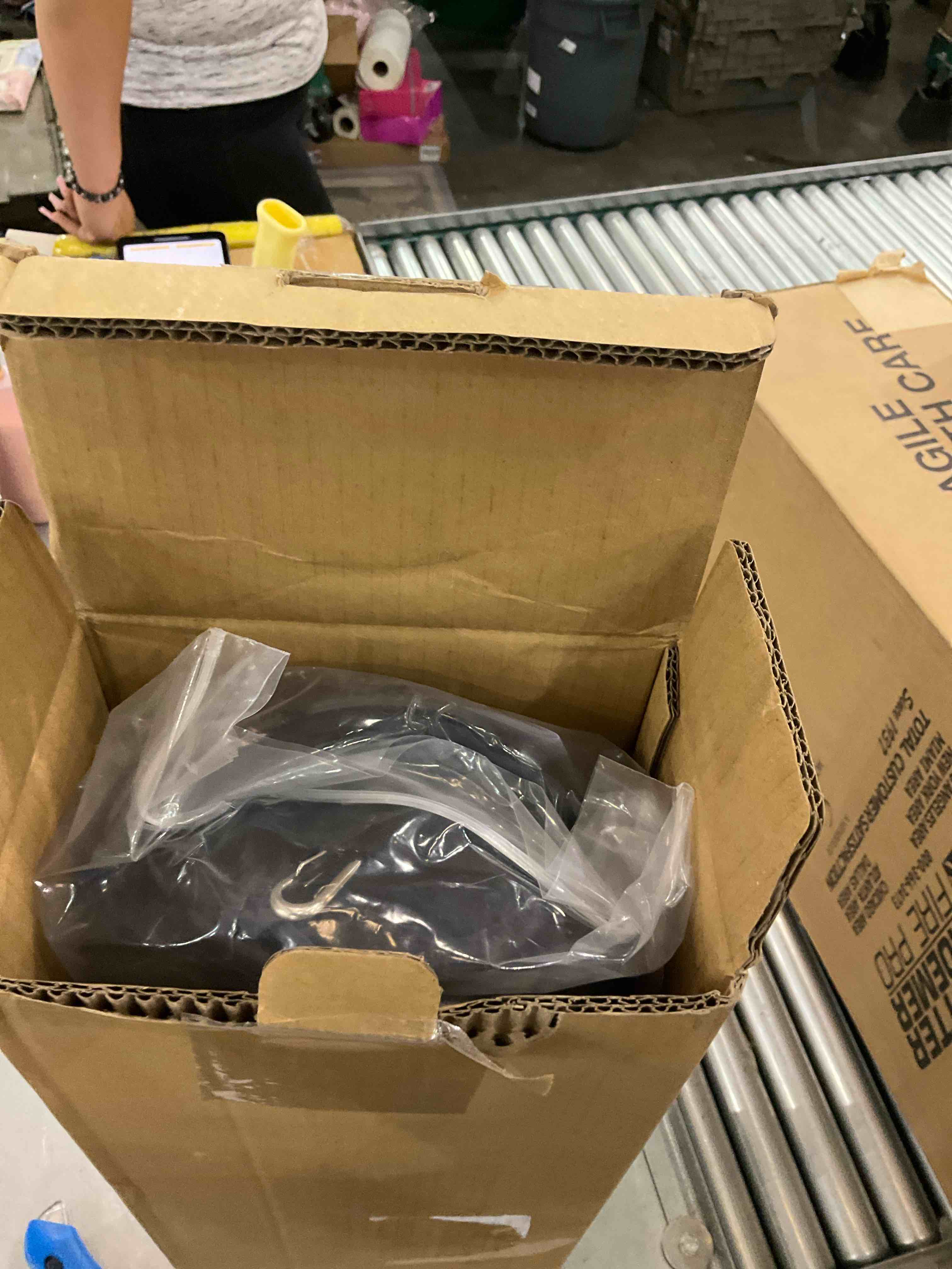 https://s3.amazonaws.com/lotting-images-prod/BargainHunt/EXS01445036_1717694069096.jpeg