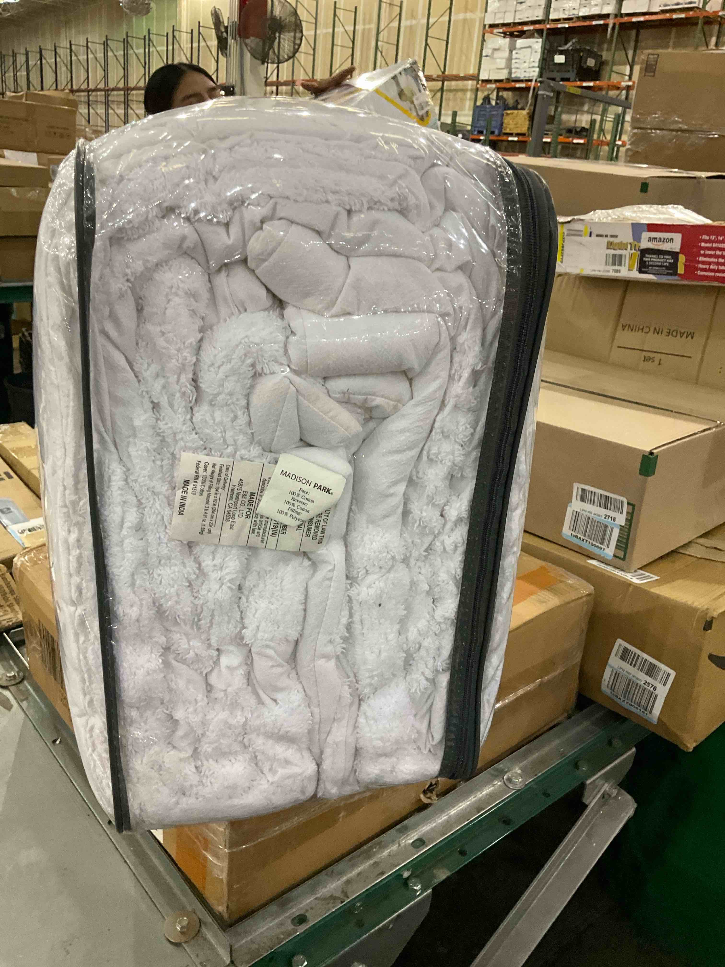 https://s3.amazonaws.com/lotting-images-prod/BargainHunt/EXS01445043_1717694940794.jpeg